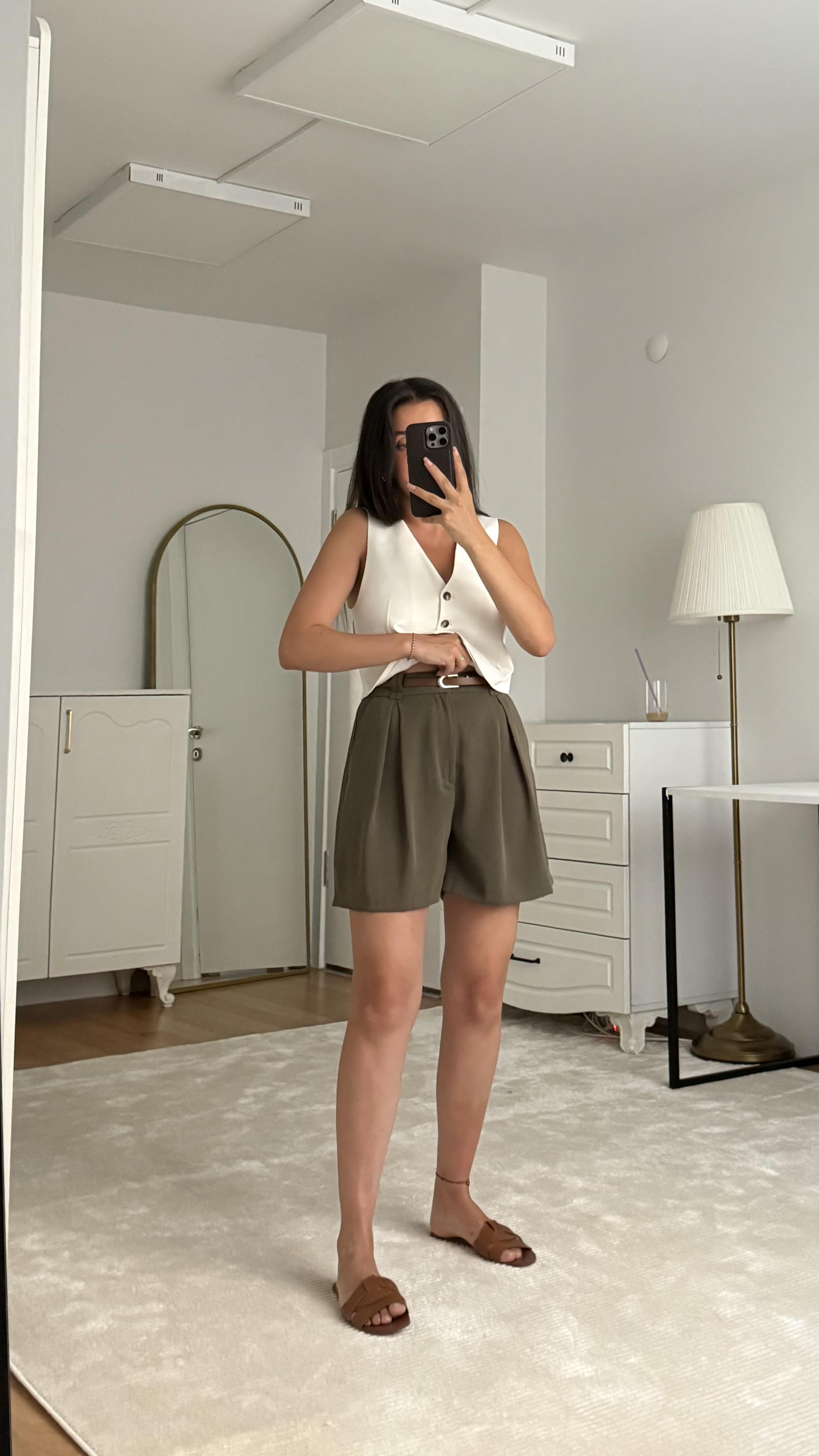 Kemer Detaylı Şort Haki