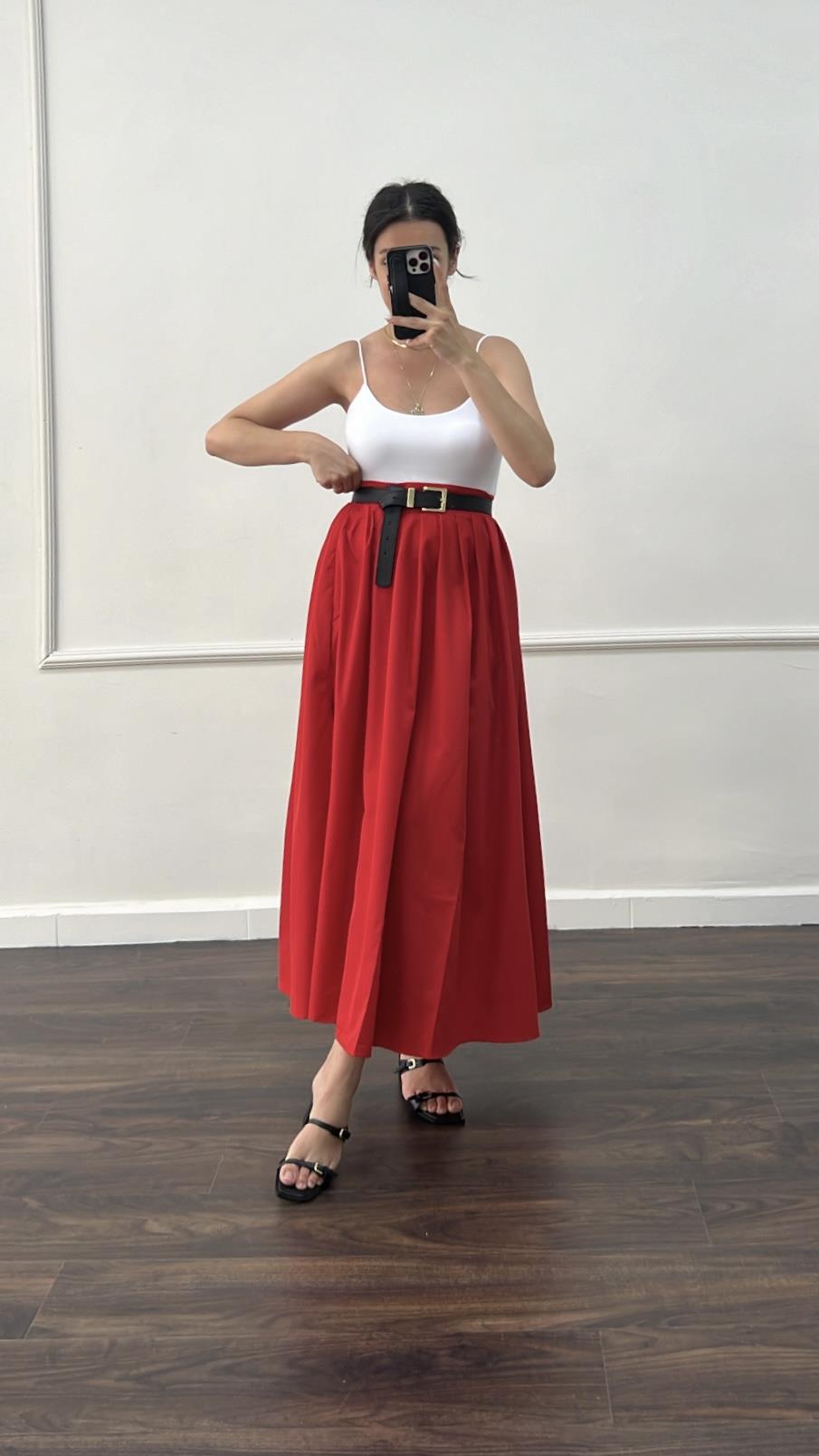 Kırmızı Pileli Yırtmaçlı Midi Etek