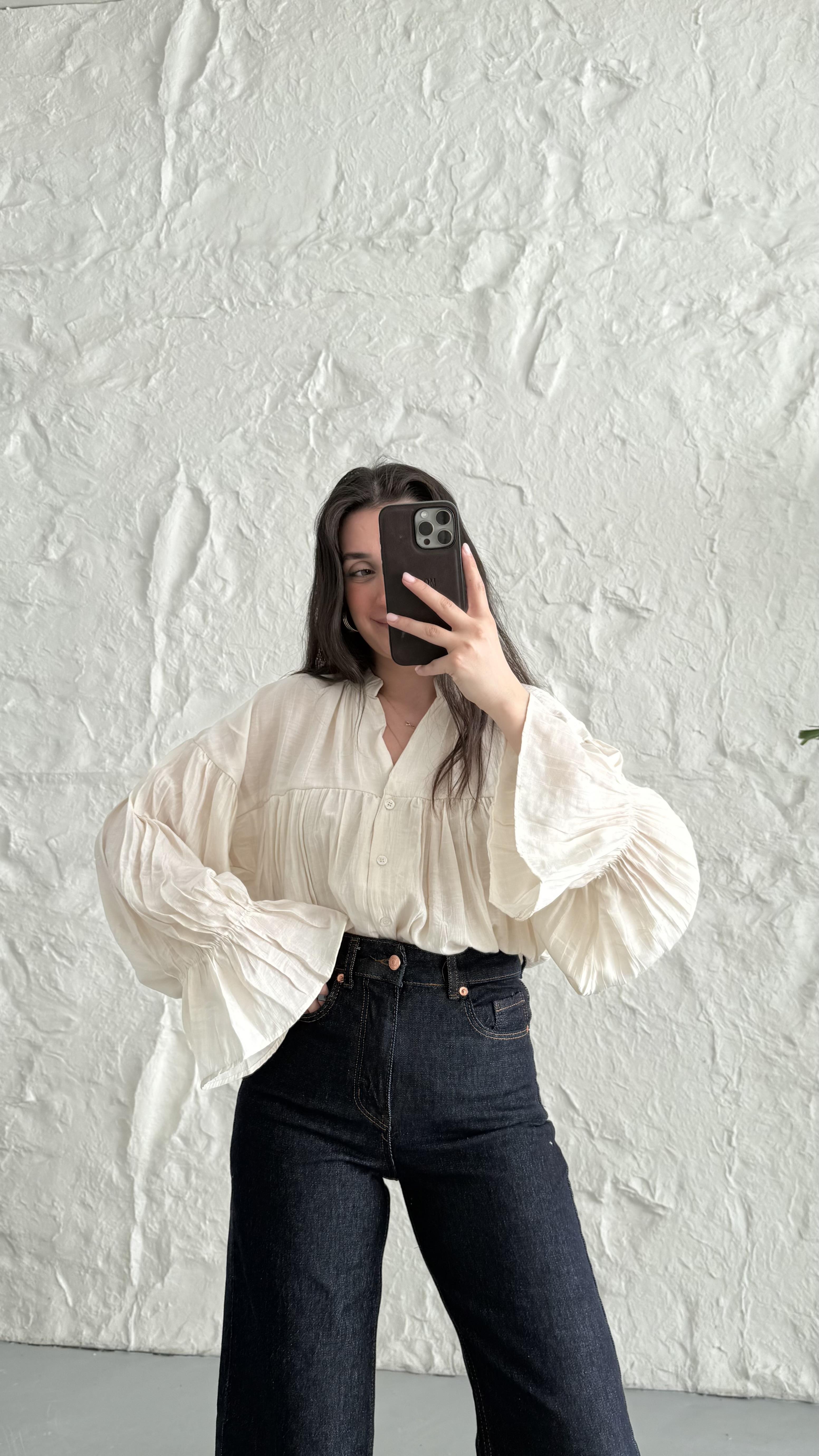 Krem Kol Detaylı Büzgülü Gömlek