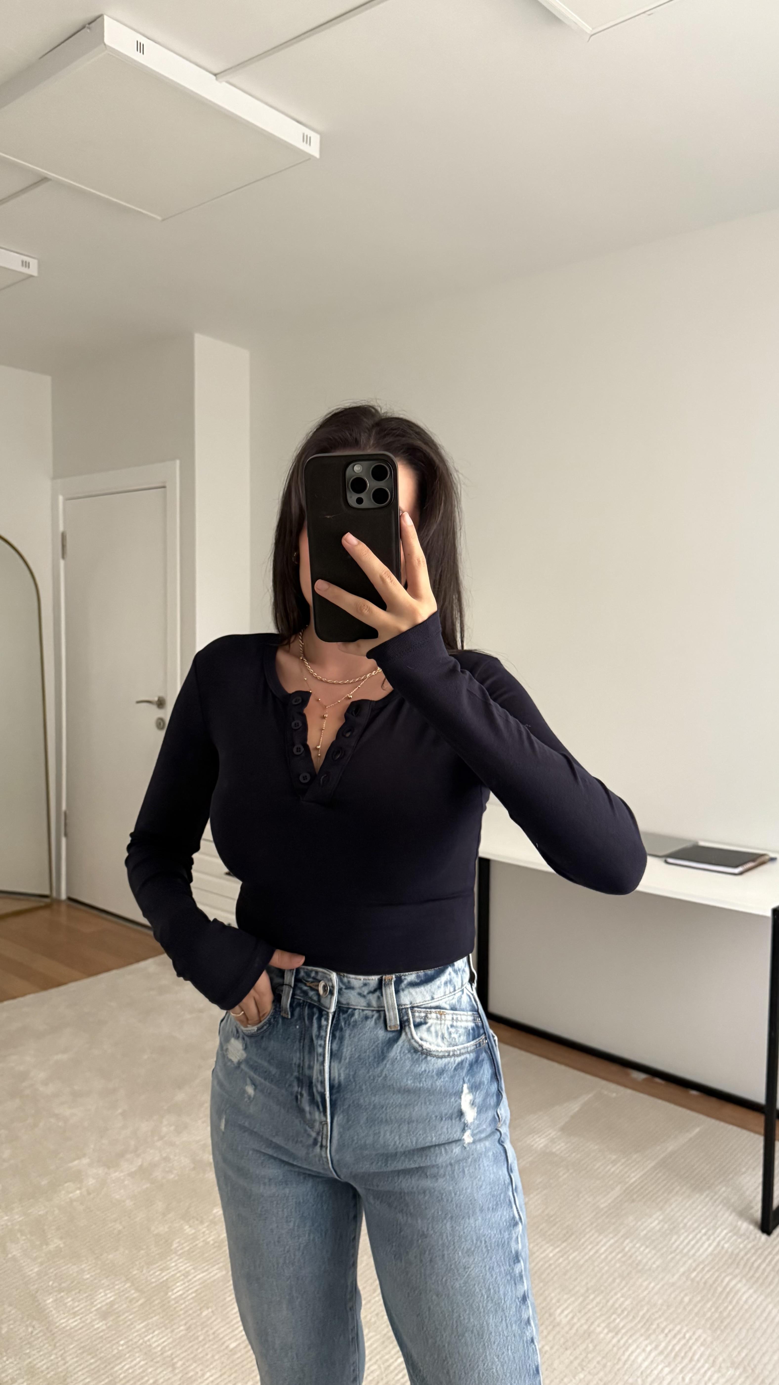 Laci Düğmeli Bisiklet Yaka Uzun Kollu Tişört
