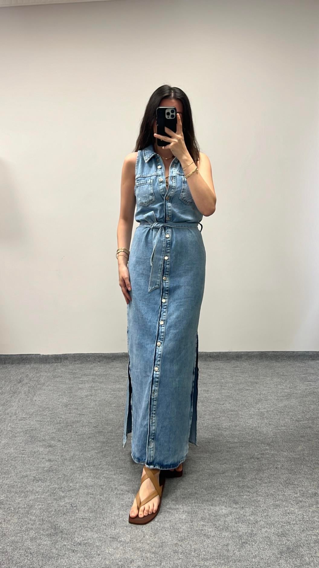 MARKA DÜĞME DETAY YIRTMAÇ DETAY MAVİ DENİM ELBİSE