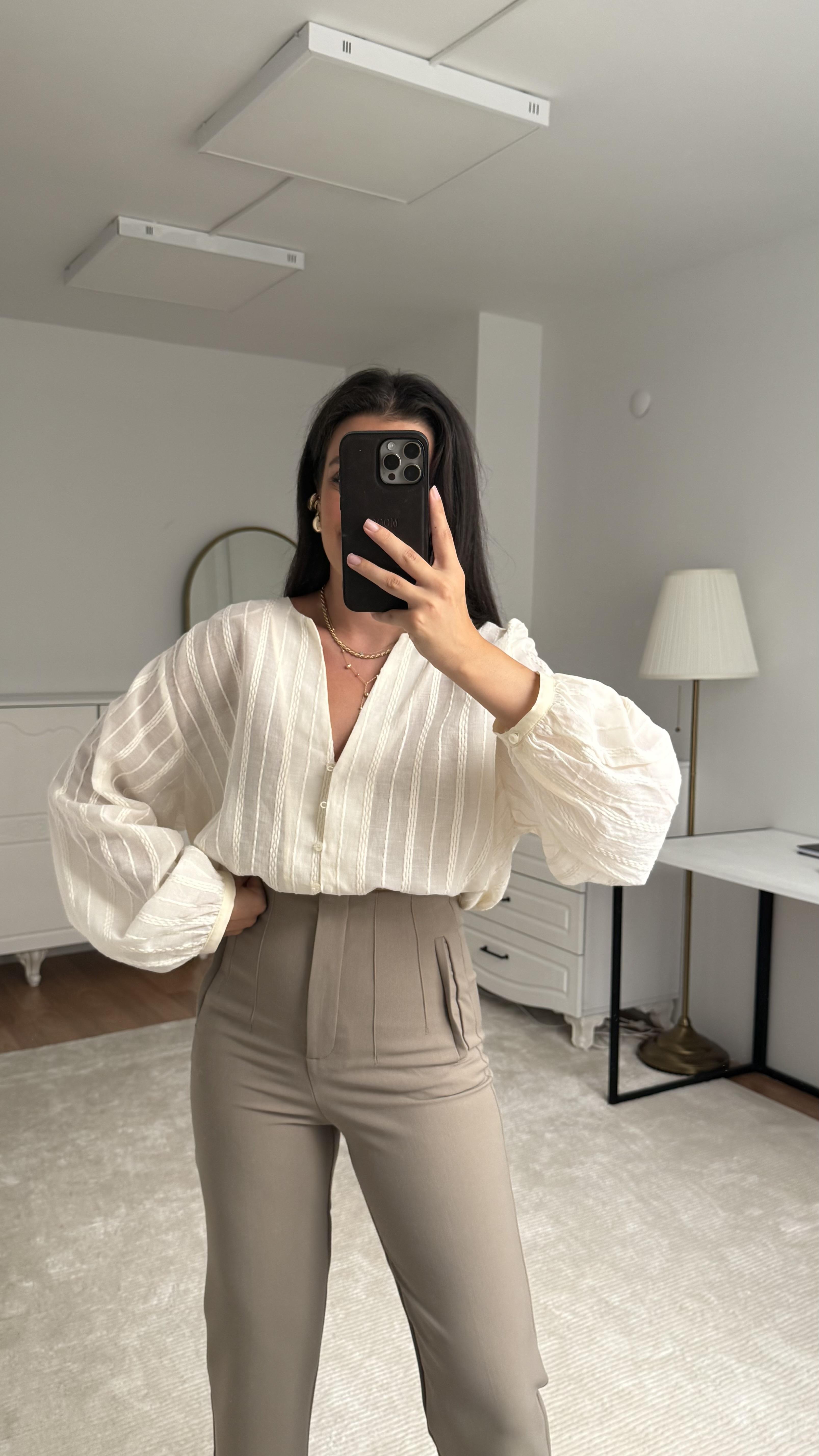 Marka Ekru İşlemeli Kol Detaylı Gömlek