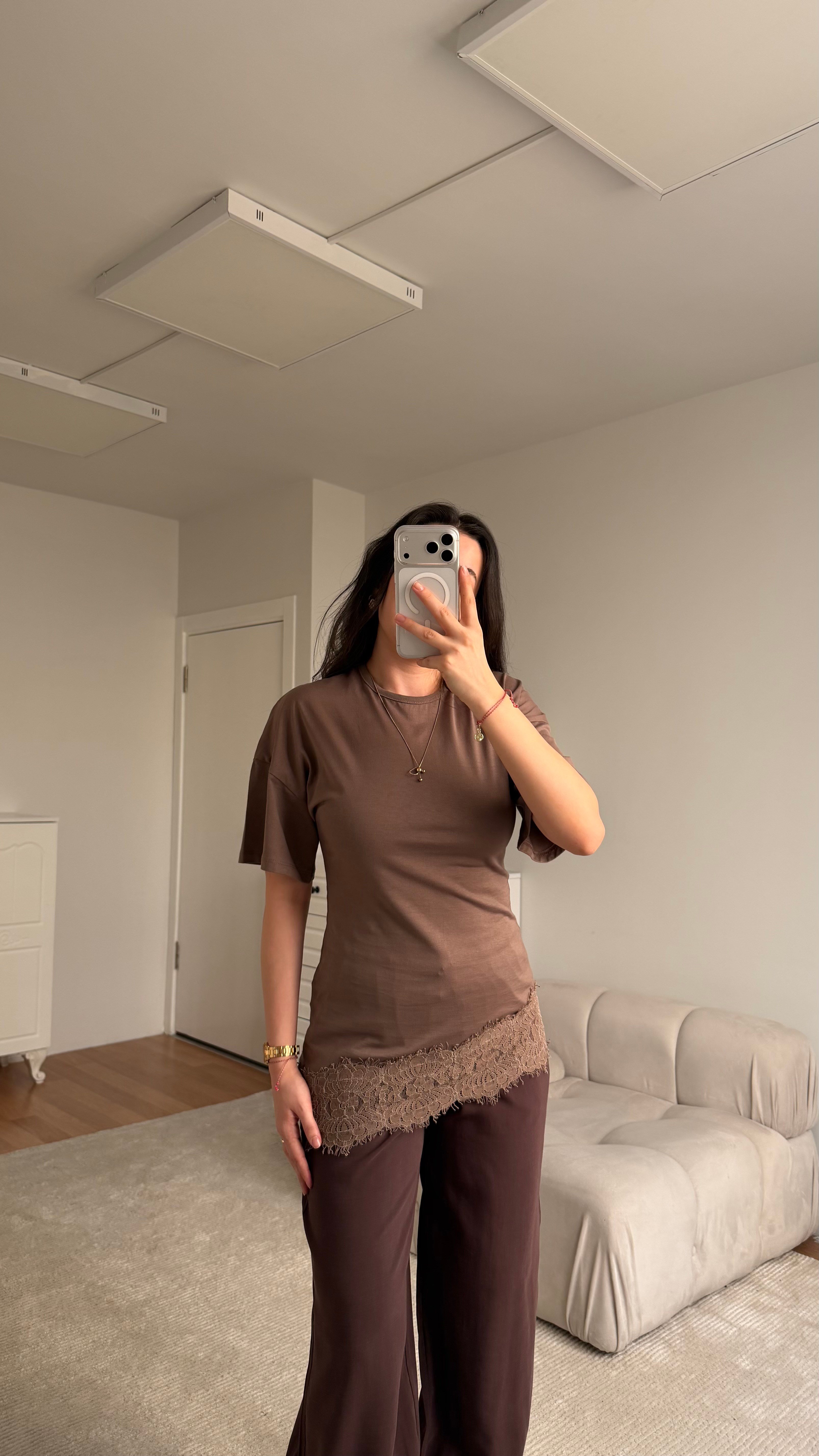 Marka Kahve Verevli Dantel Detay Tişört