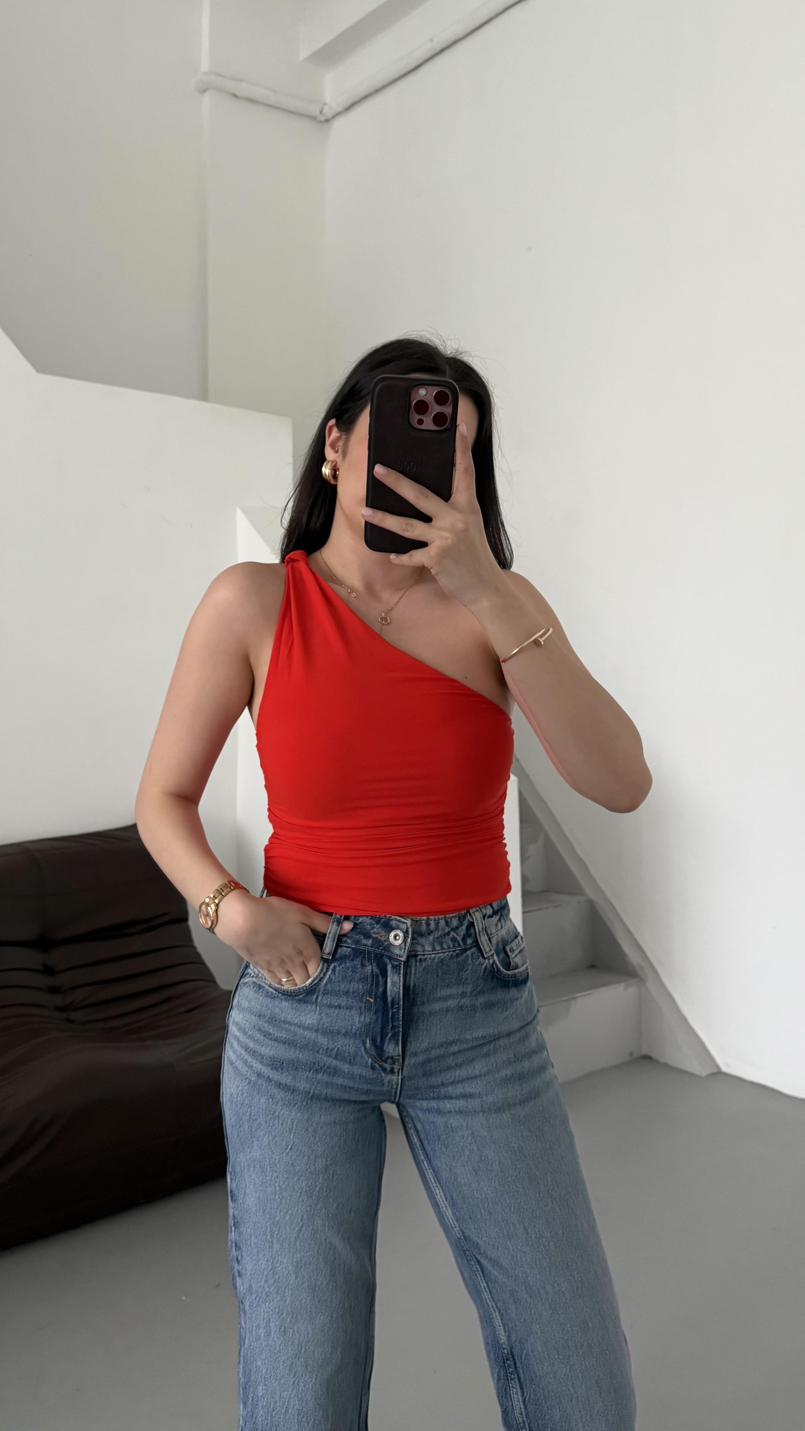 Marka Kırmızı Tek Kol Detaylı Bluz