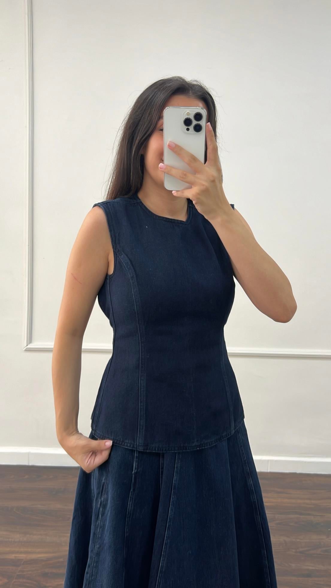 Marka Laci Sırt Dekolteli Denim Bluz 