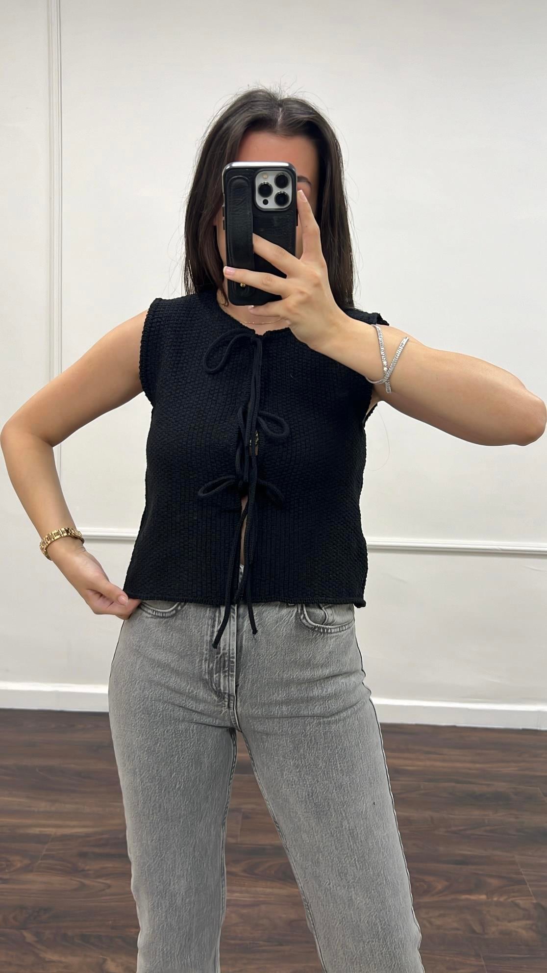 Massi Model Siyah Bağlamalı Yelek