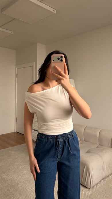 Beyaz Kayık Yaka Drapeli Kısa Kol Bluz