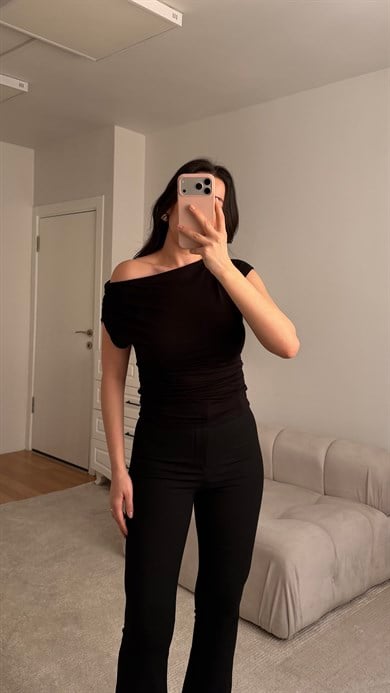 Siyah Kayık Yaka Drapeli Kısa Kol Bluz