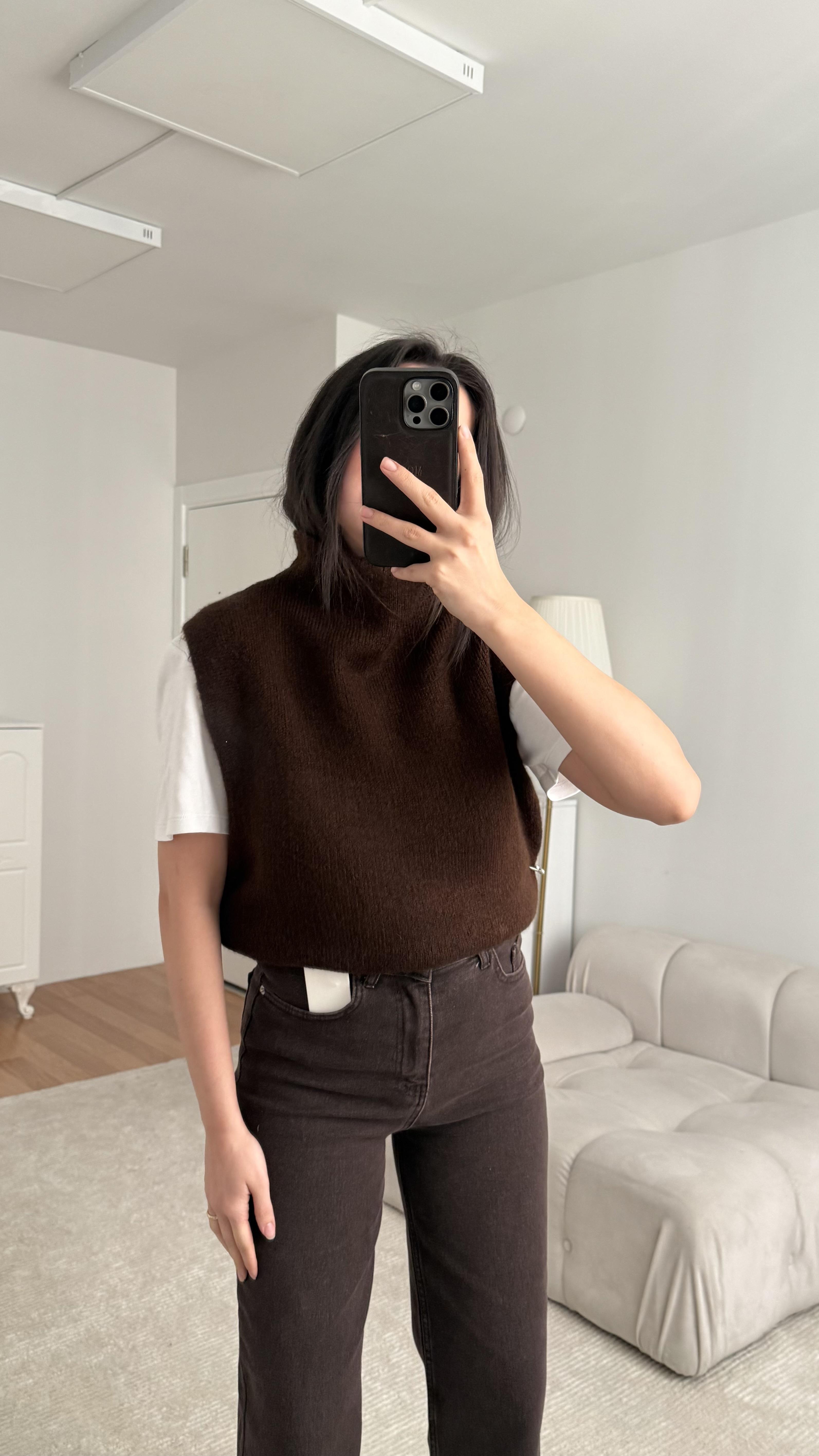 Acı Kahve Dik Yaka Kolsuz Aksesuar Detay Triko