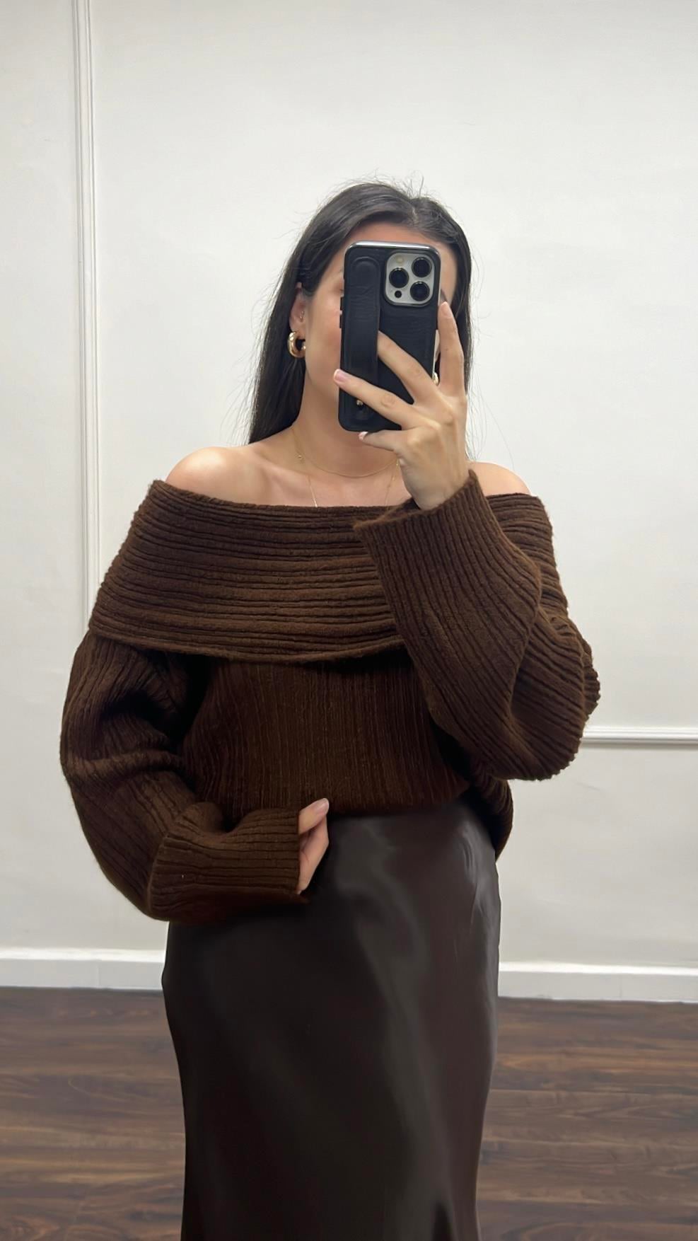 Acı Kahve Madonna Yaka Triko Kazak