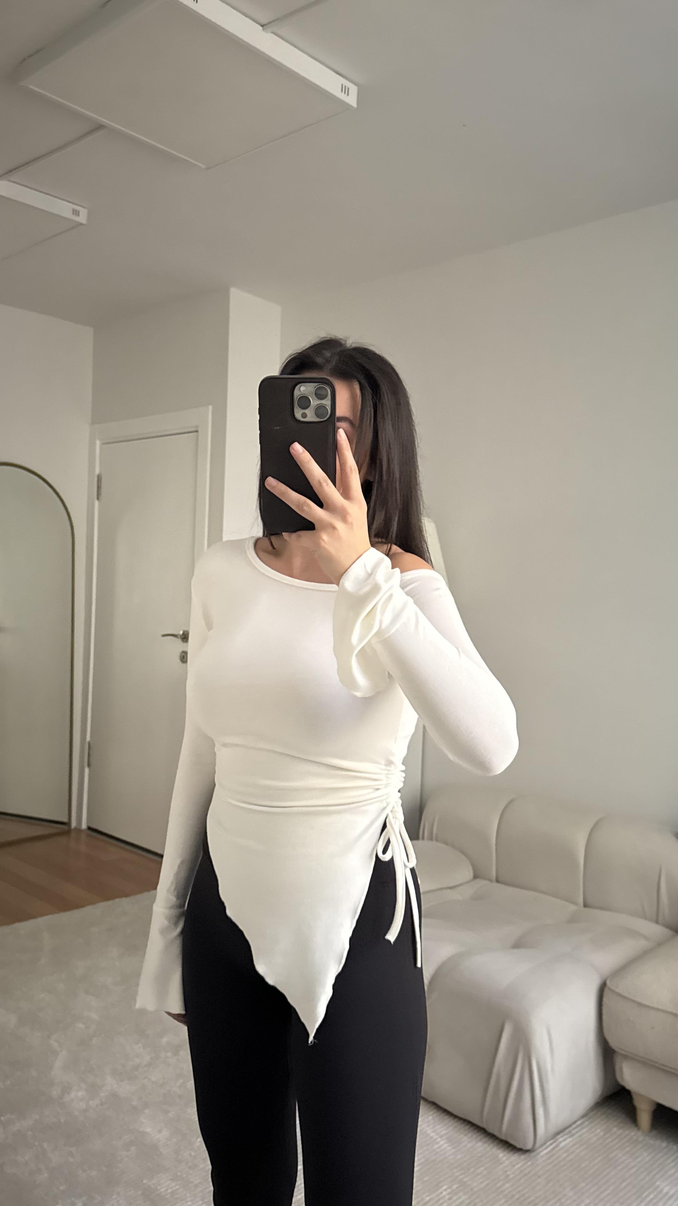 Beyaz Drapeli Kayık Yaka Bluz