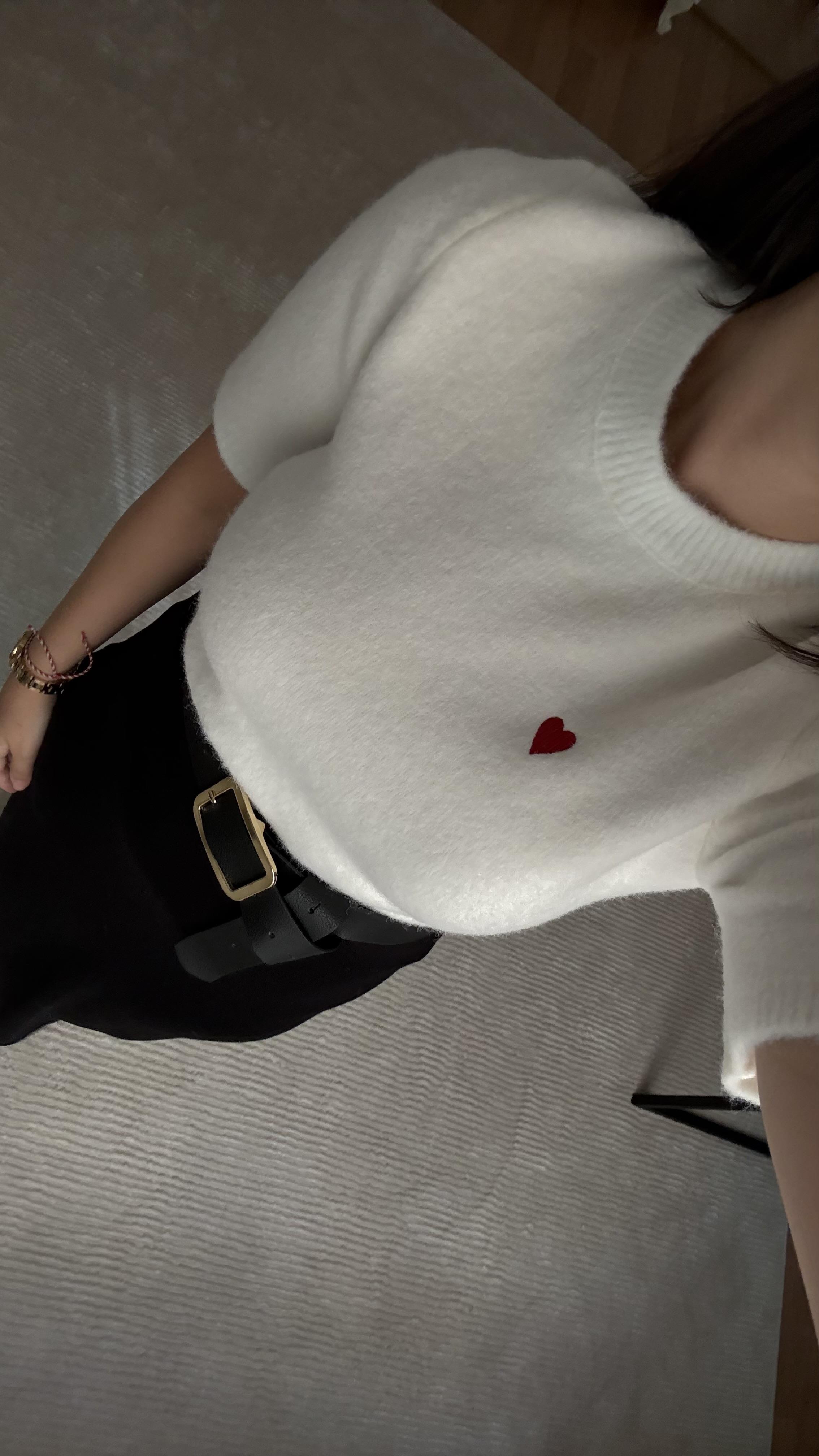 Beyaz Kalp Nakışlı Bisiklet Yaka Triko