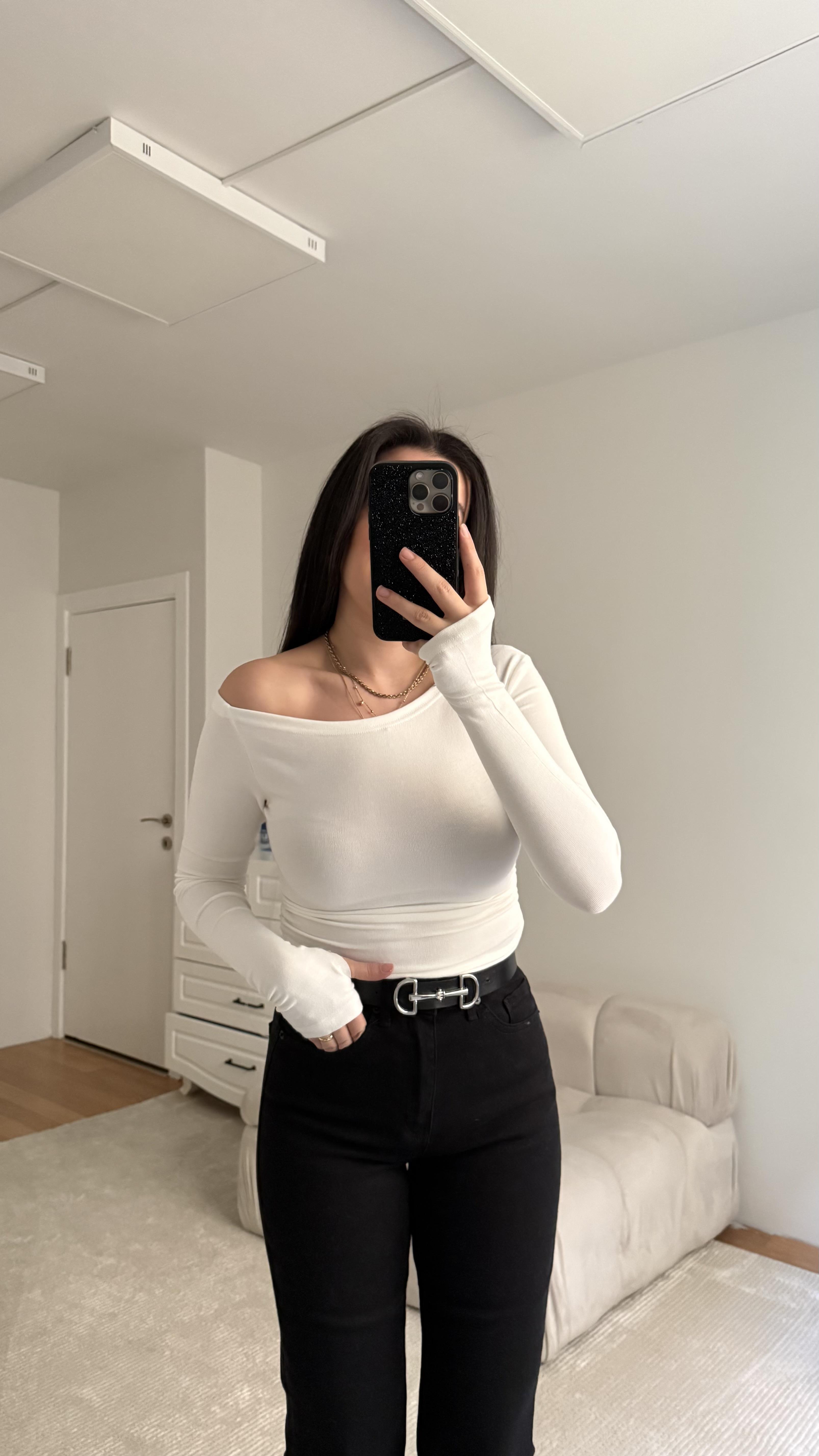 Beyaz Kayık Yaka Drapeli Parmak Geçirmeli Bluz