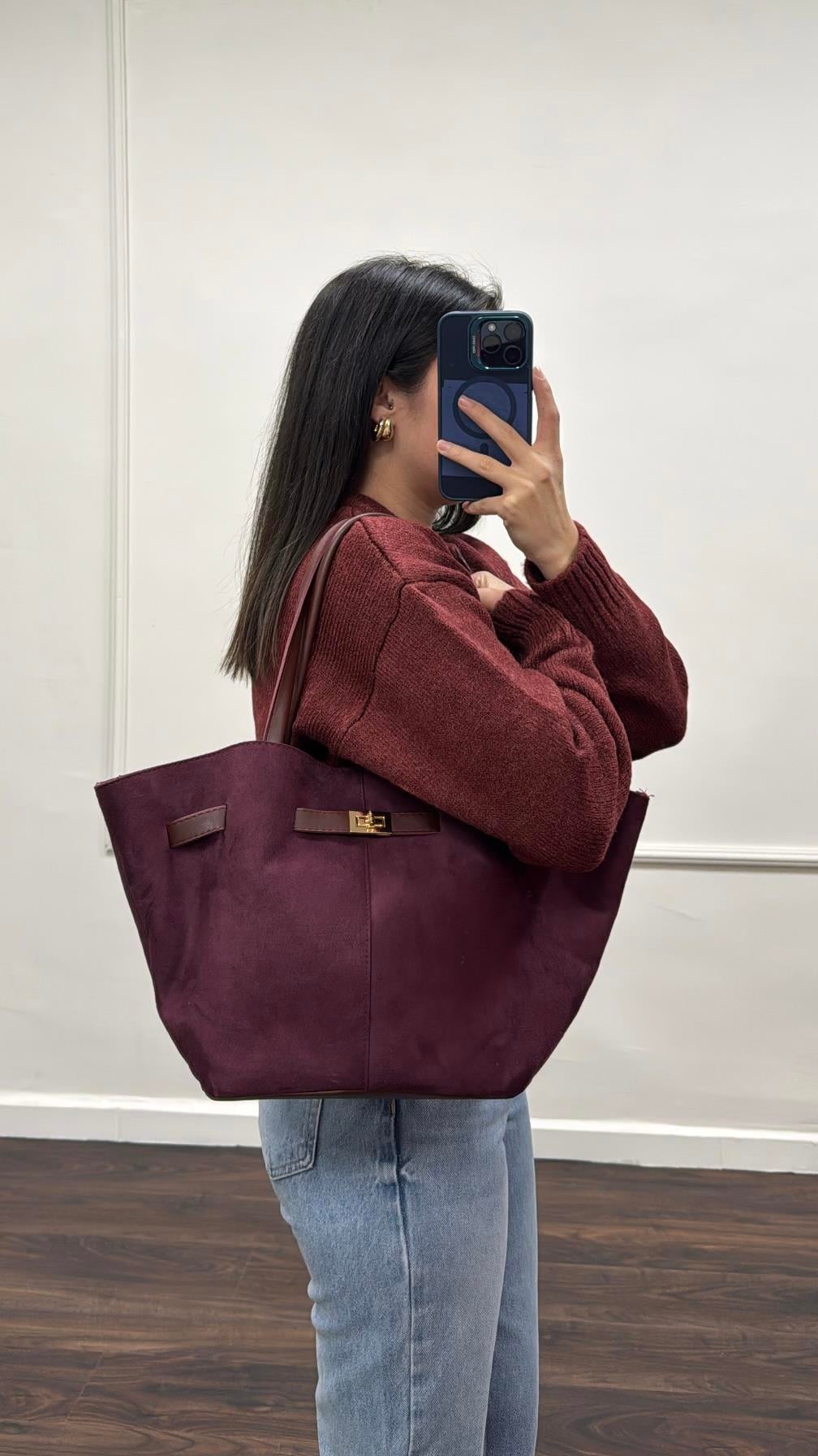 Bordo Süet Aksesuar Detaylı Kol Çantası