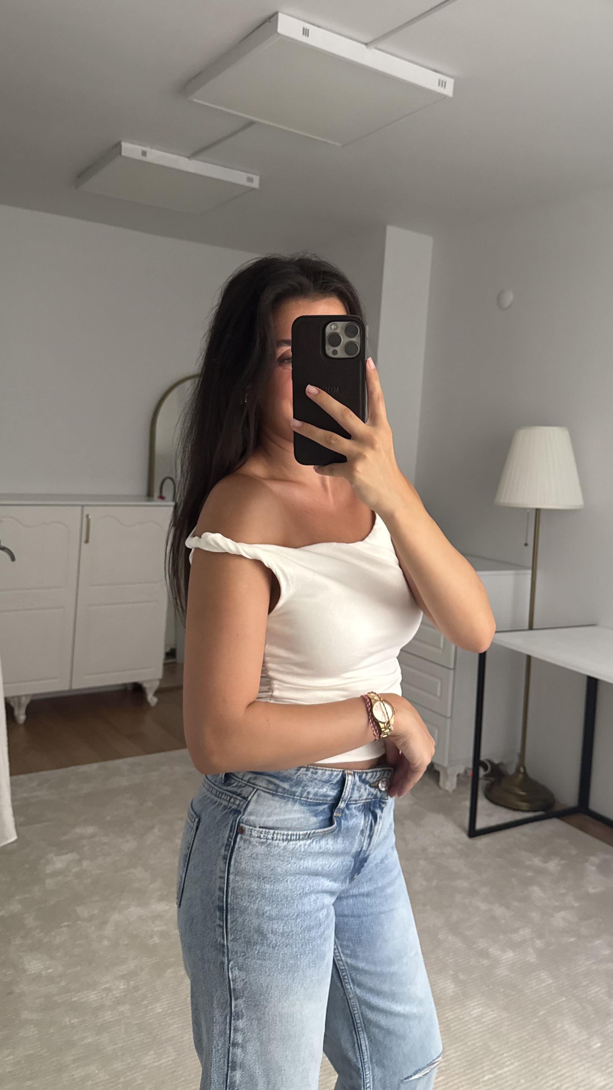 Büzgü Detaylı Beyaz Bluz