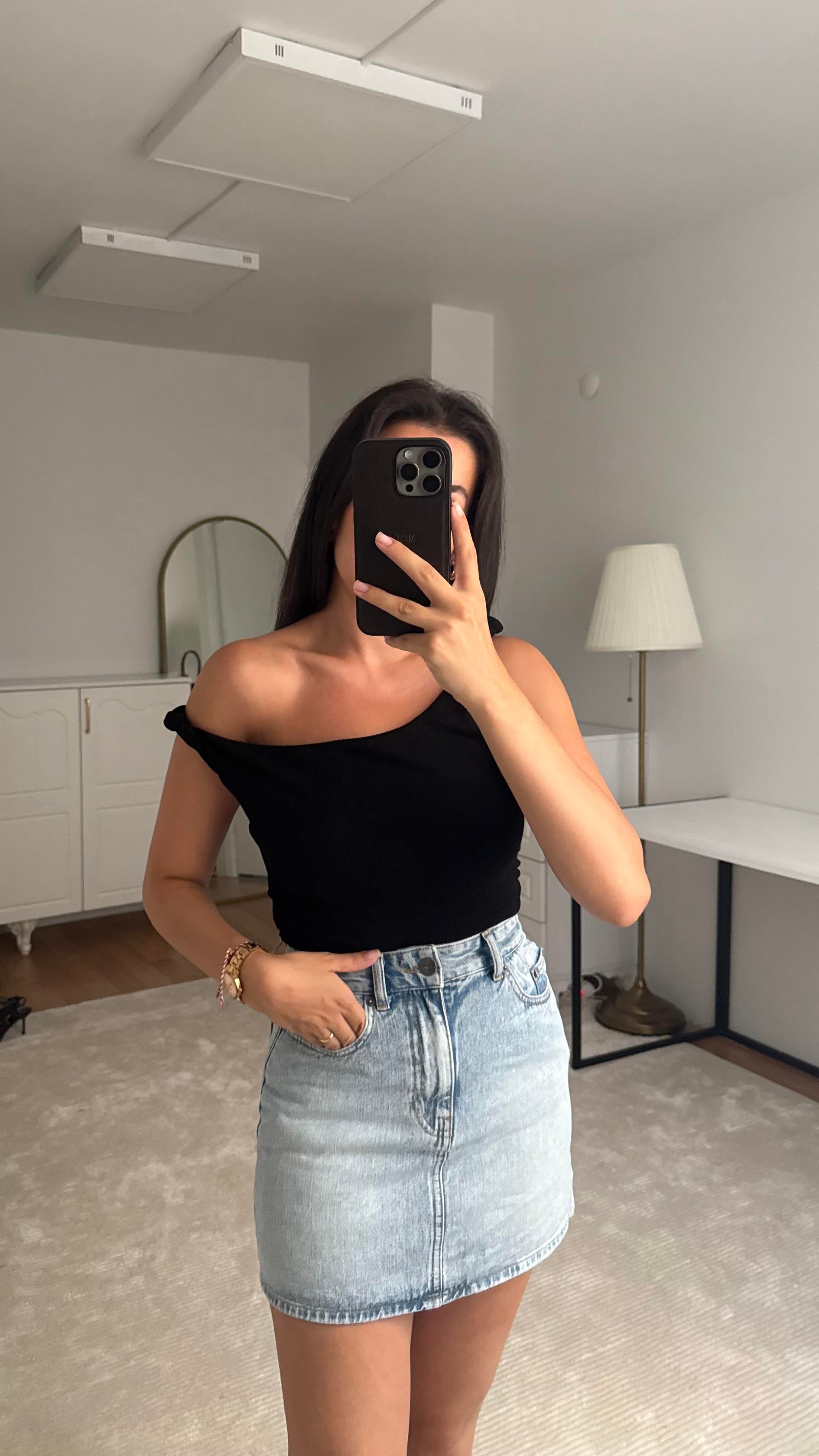 Büzgü Detaylı Siyah Bluz