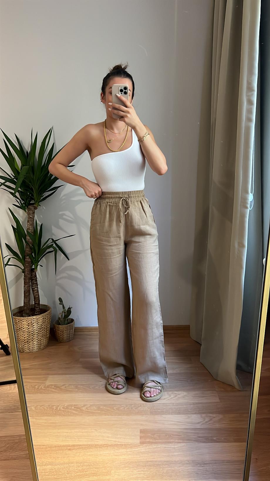 DEVE TÜYÜ BELİ BÜZGÜLÜ GENİŞ PAÇA STRAİGHT FIT KETEN PANTOLON