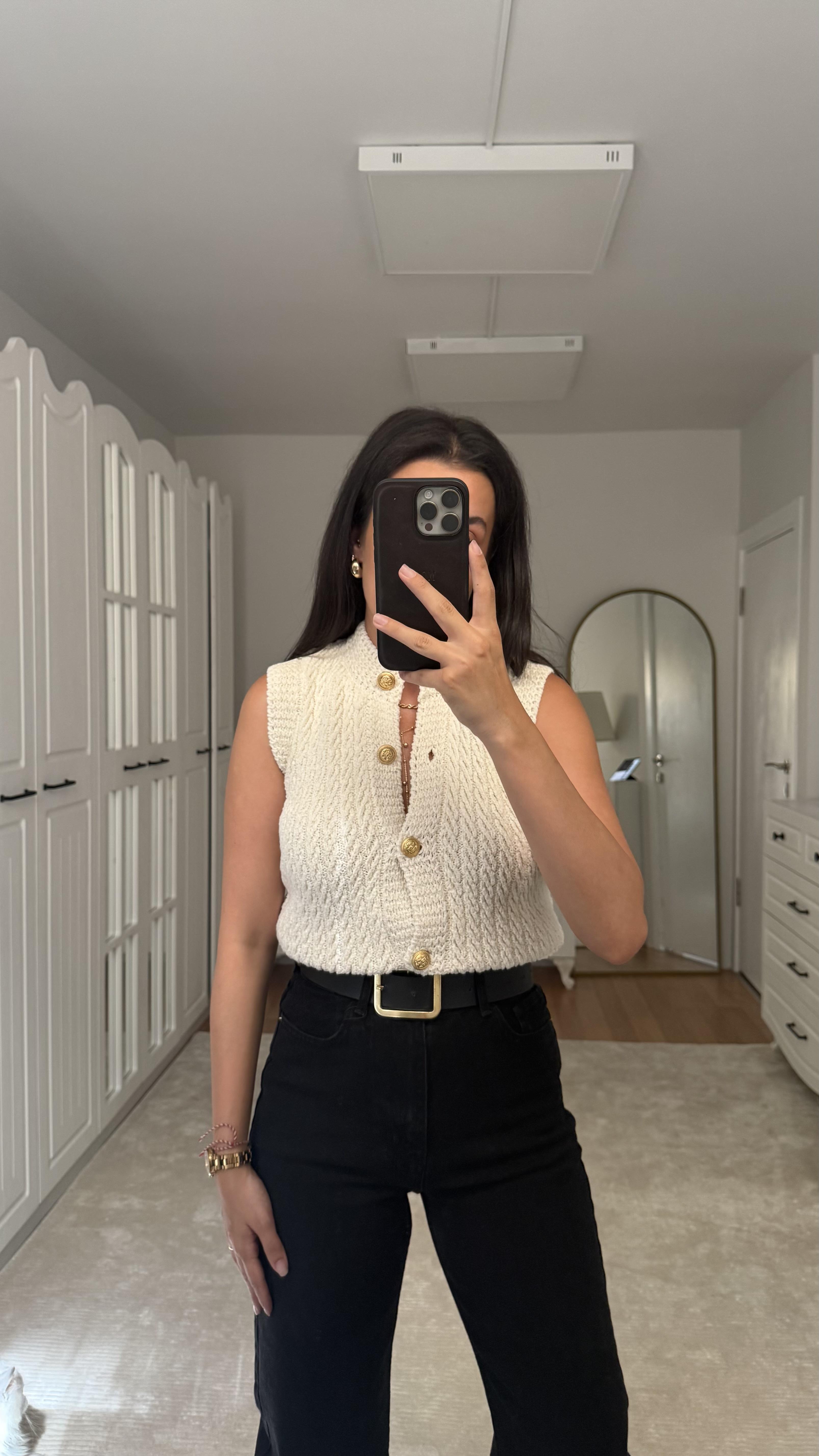 Ekru Gold Düğme Detaylı Örme Yelek