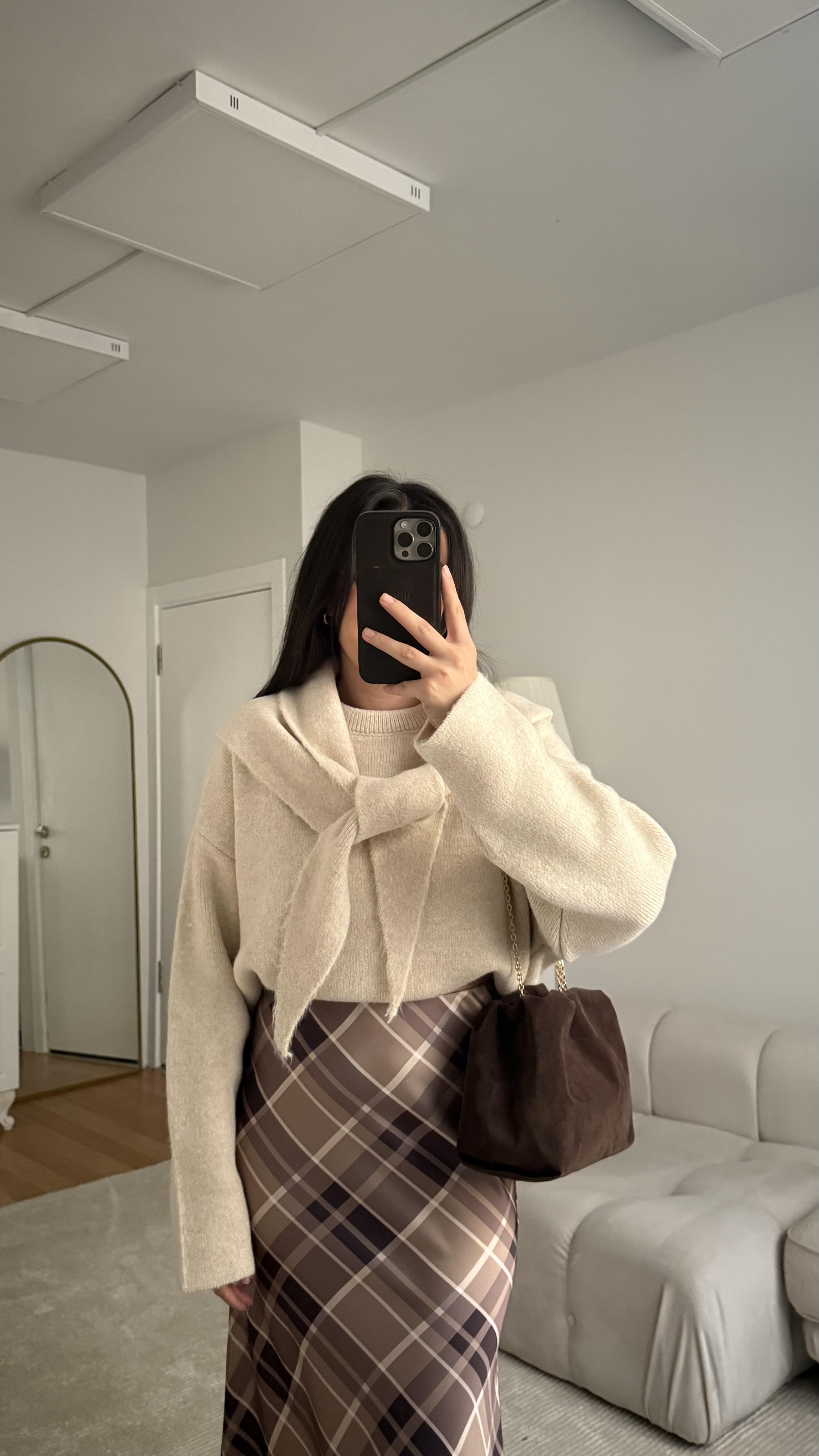 Ekru Omuzdan Şal Bağlamalı Kazak