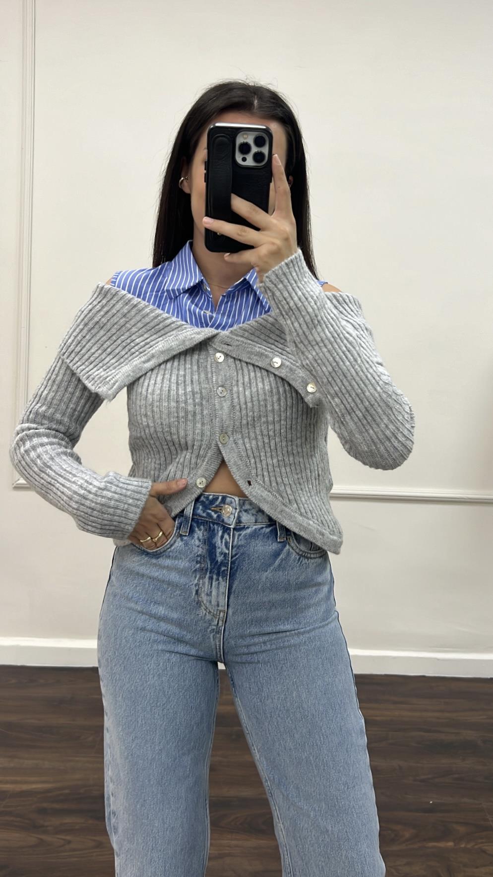 Gri Gömlek Detaylı Kazak