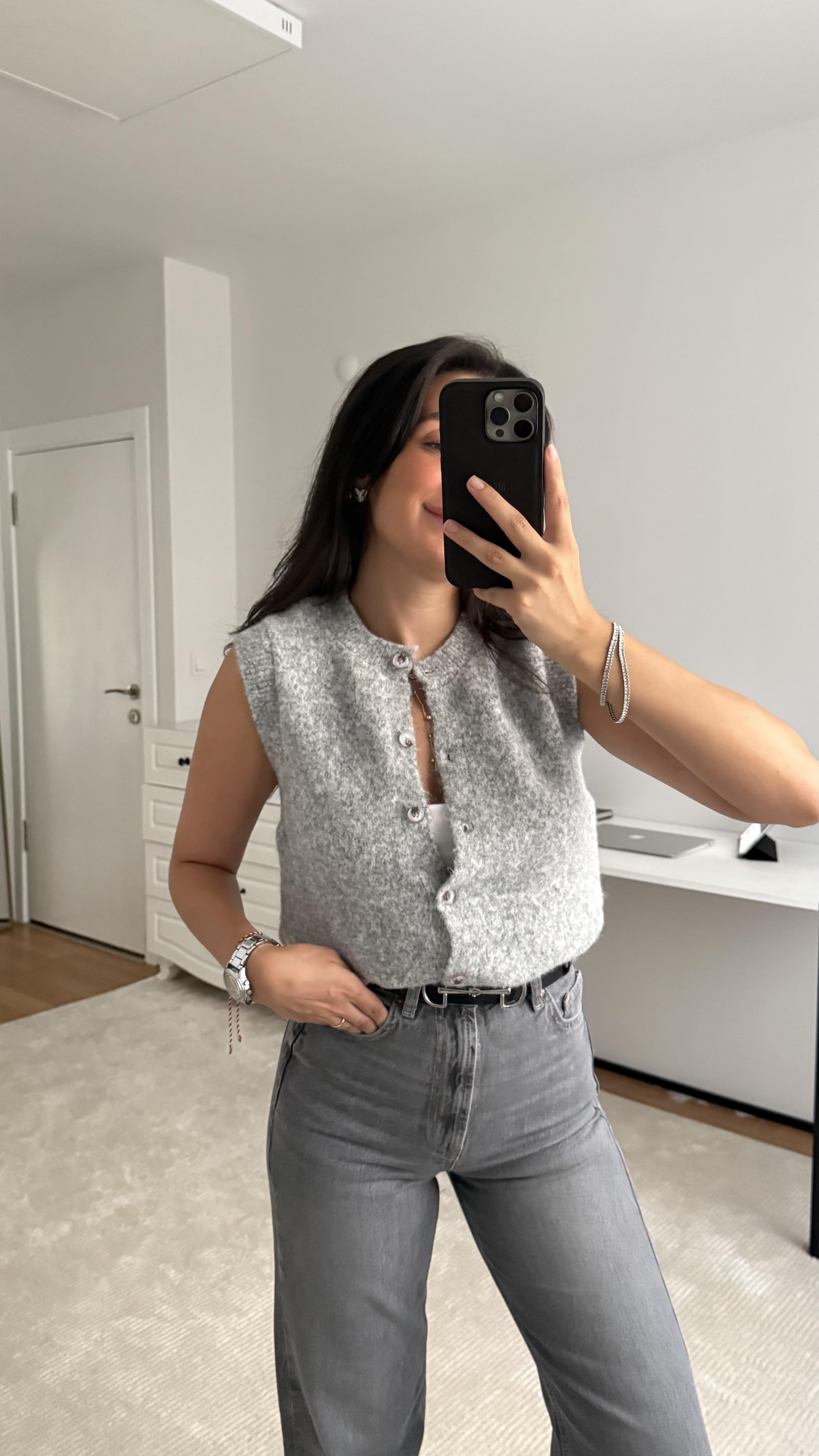 Gri Kemik Düğme Detaylı Triko Yelek