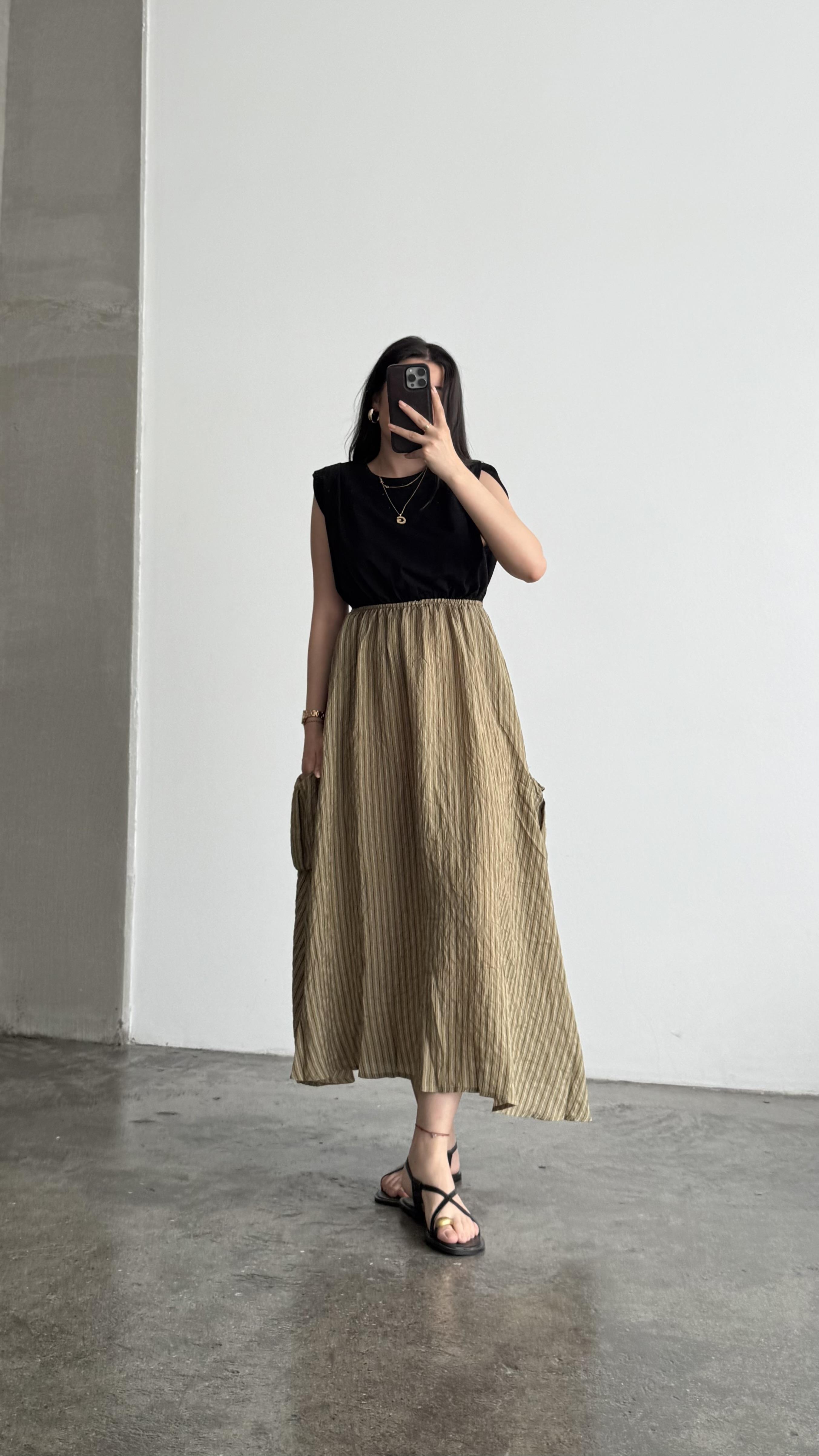 İpek Siyah Vatkalı Beli Lastikli Cepli Midi Tişört Elbise