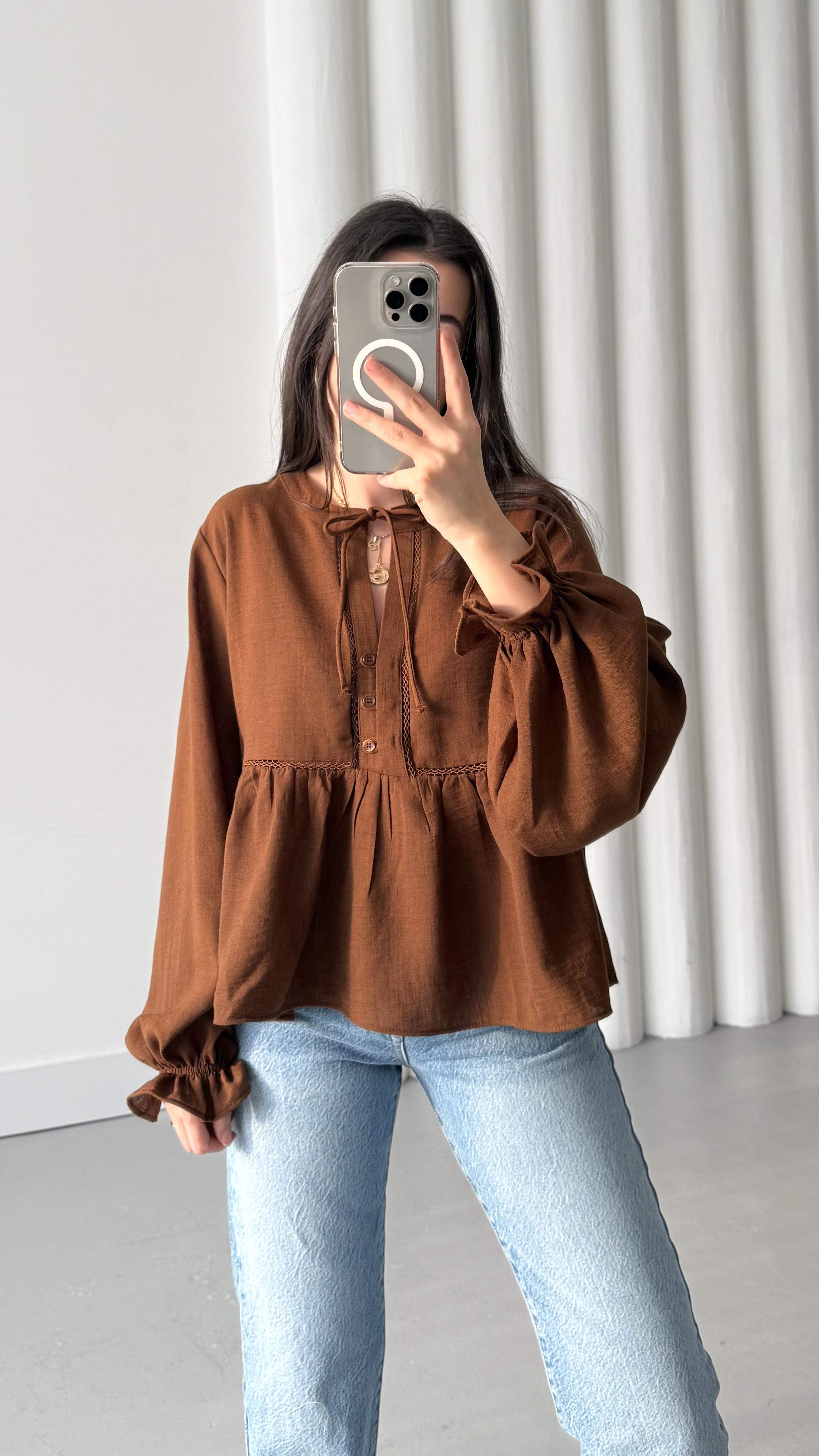 Kahve  Bağlama Detaylı Gömlek