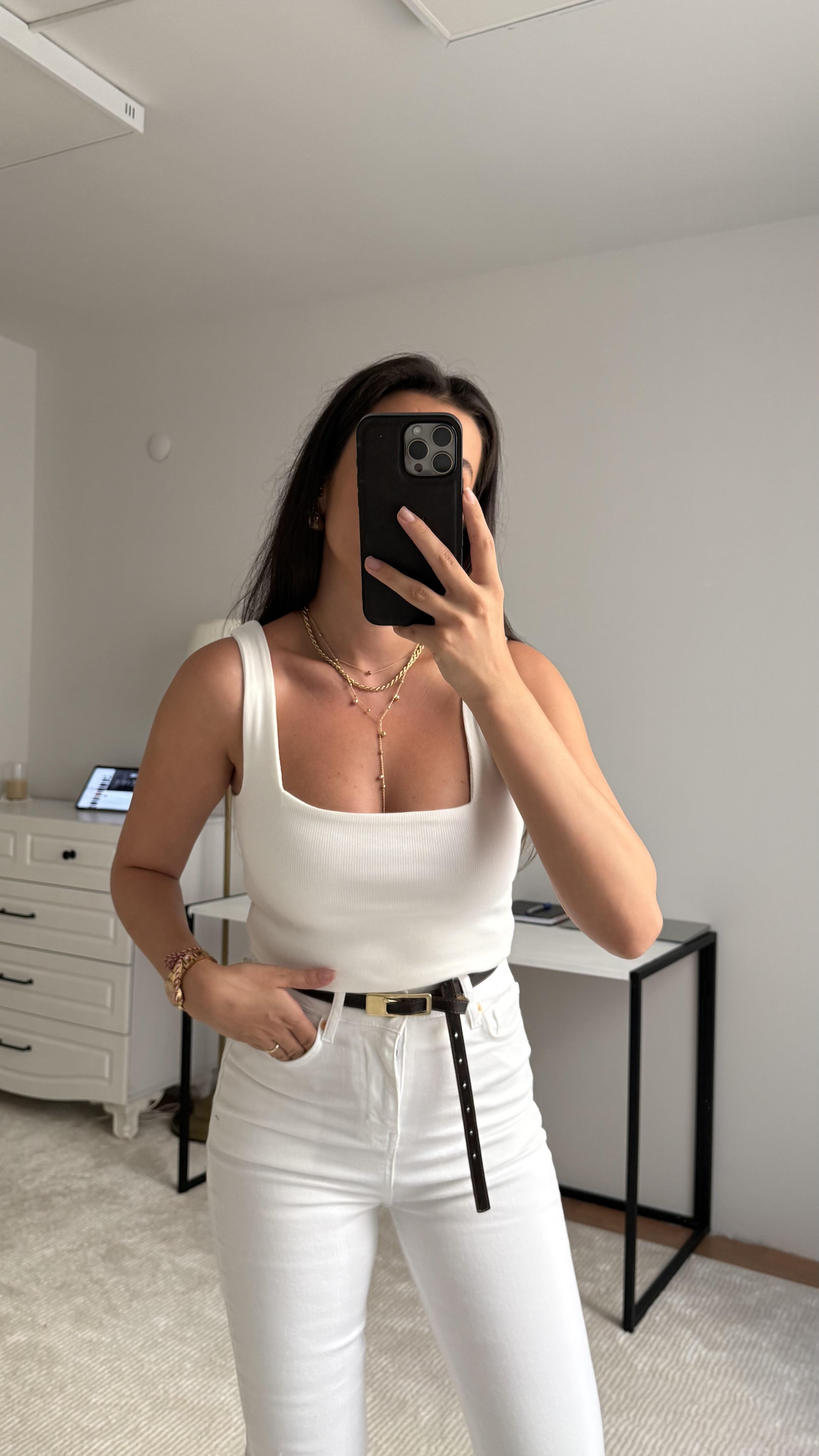 Kare Yaka Beyaz Bluz