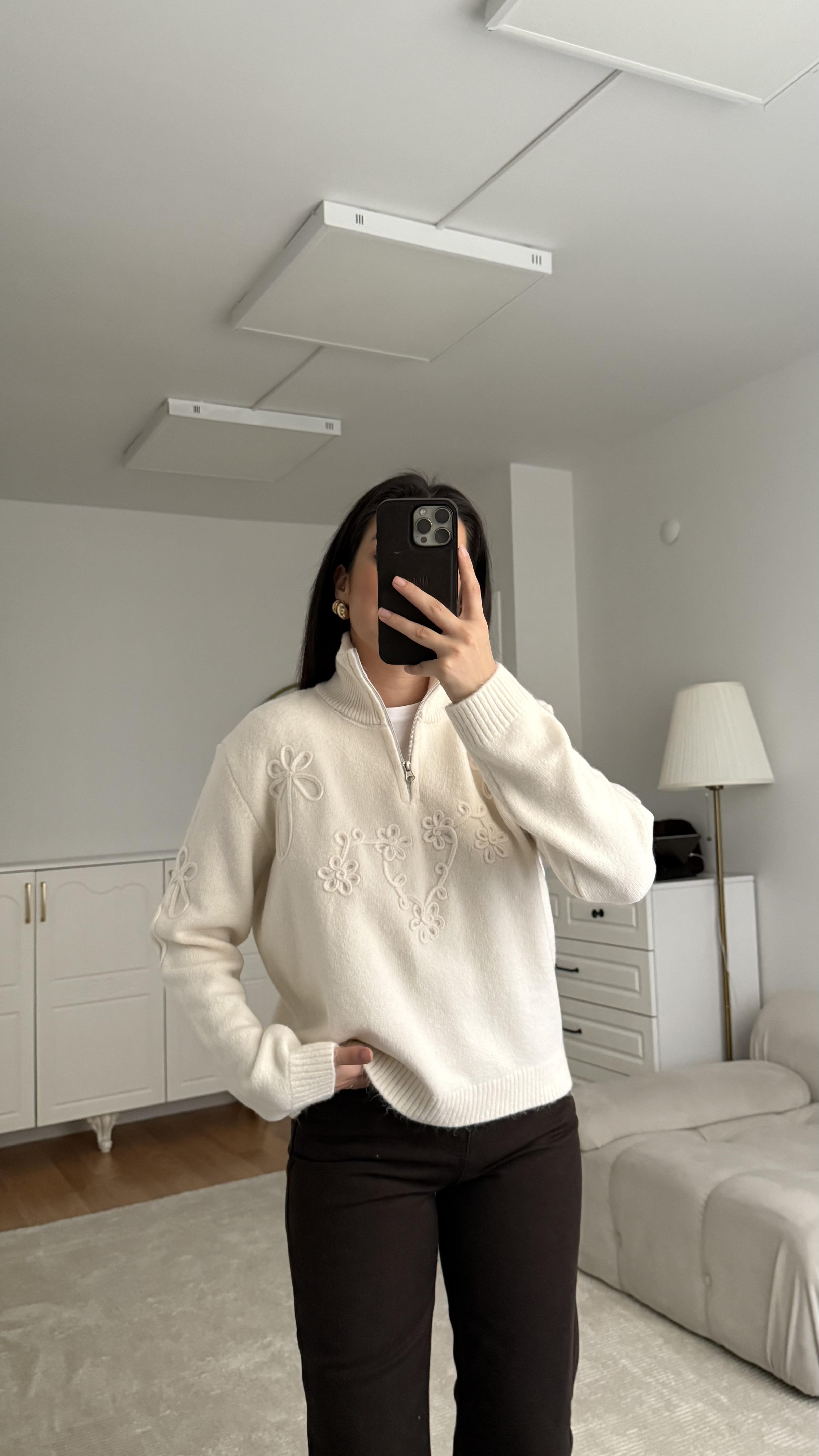 Krem Dik Yaka İşlemeli Kazak