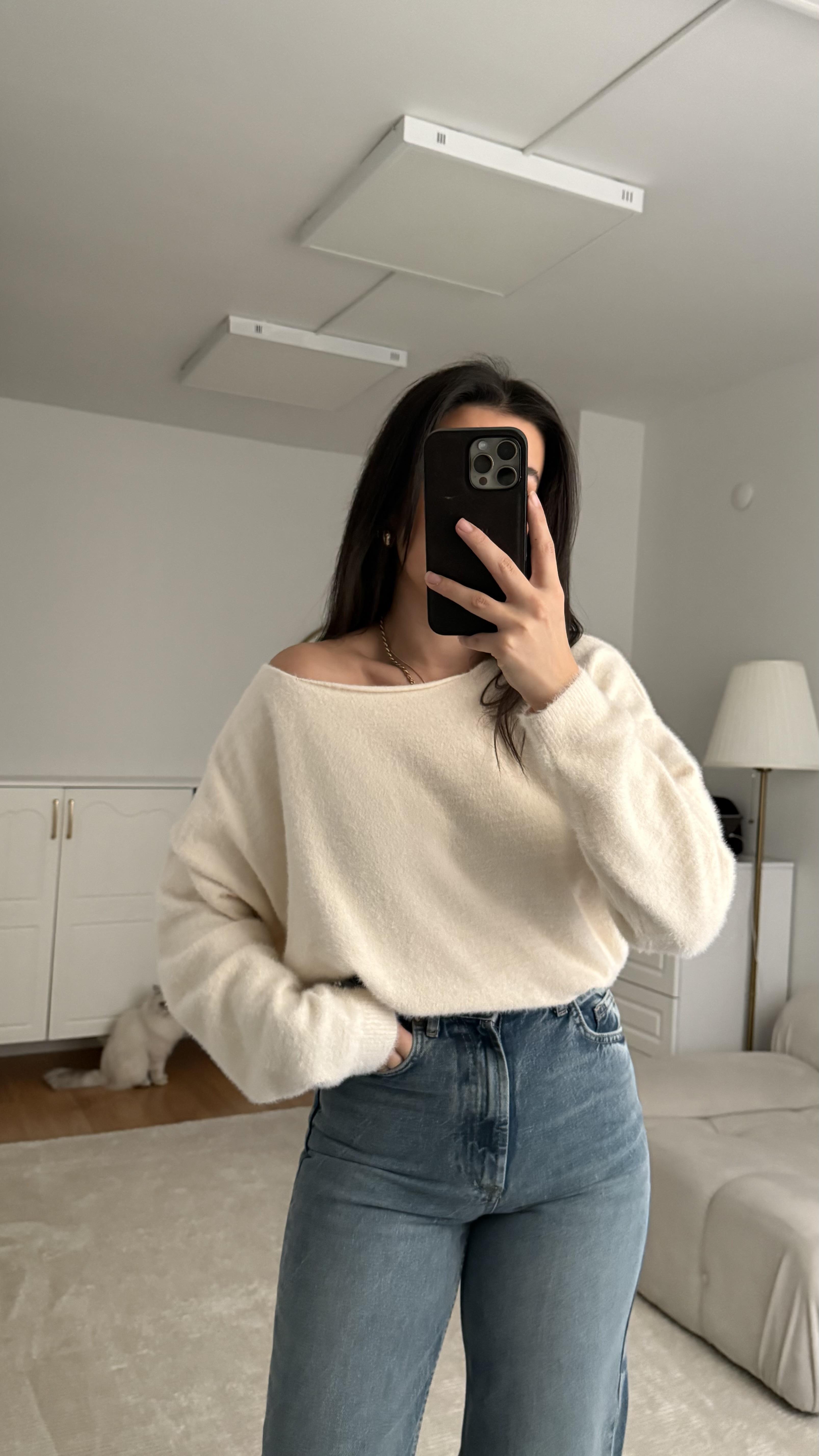 Krem Sakallı Örme Geniş Yaka Kazak