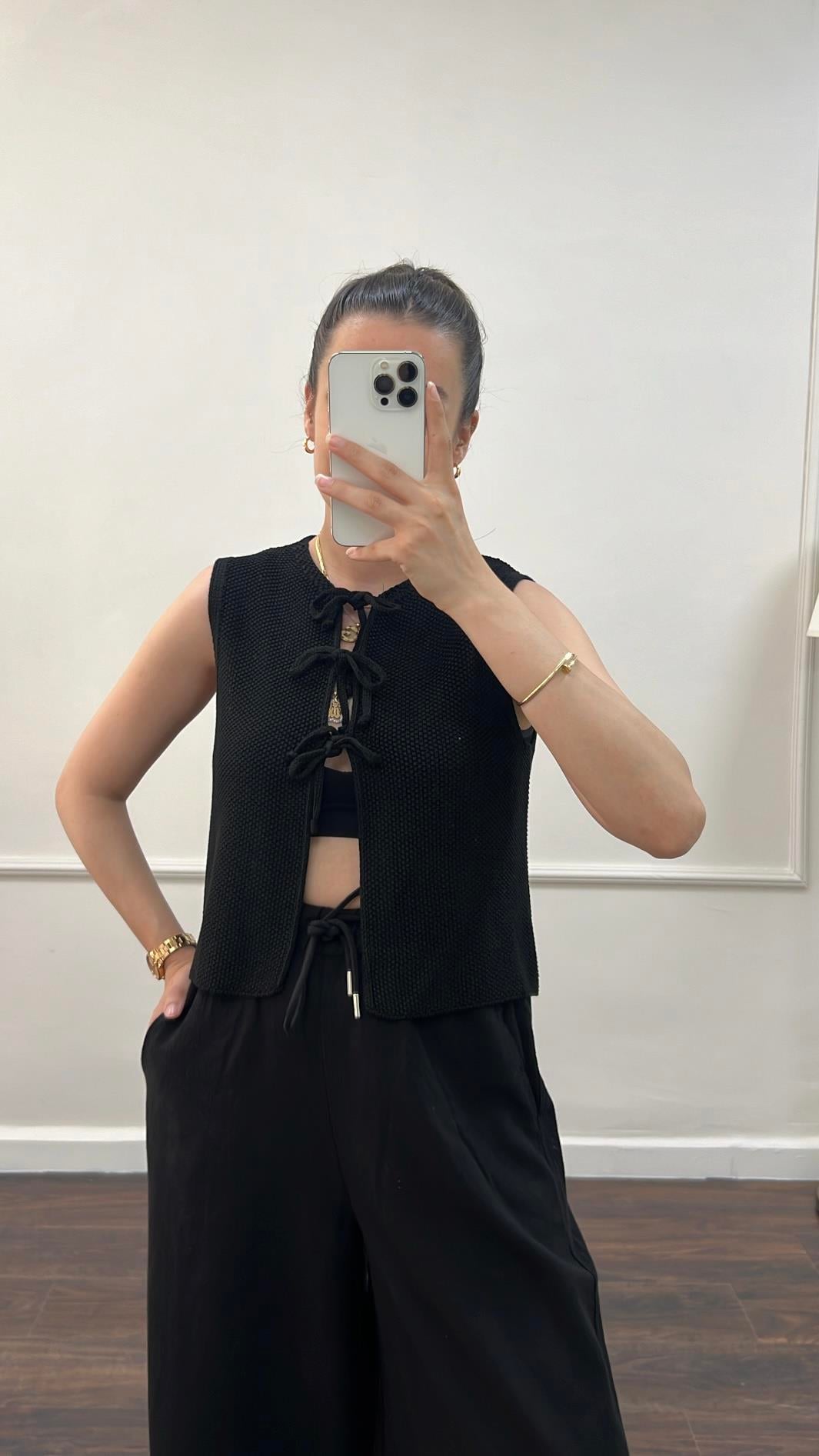 Mad Model Siyah Bağlama Detay Triko Yelek