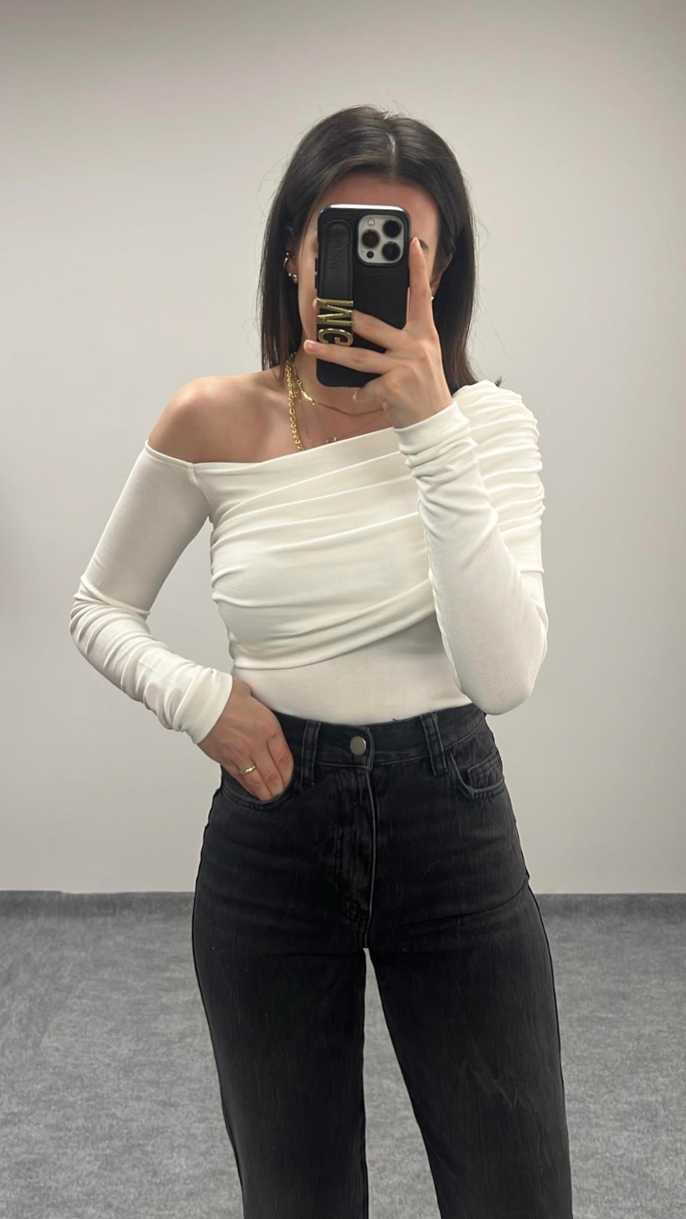 MARKA BEYAZ DRAPE OMUZ DETAY BLUZ