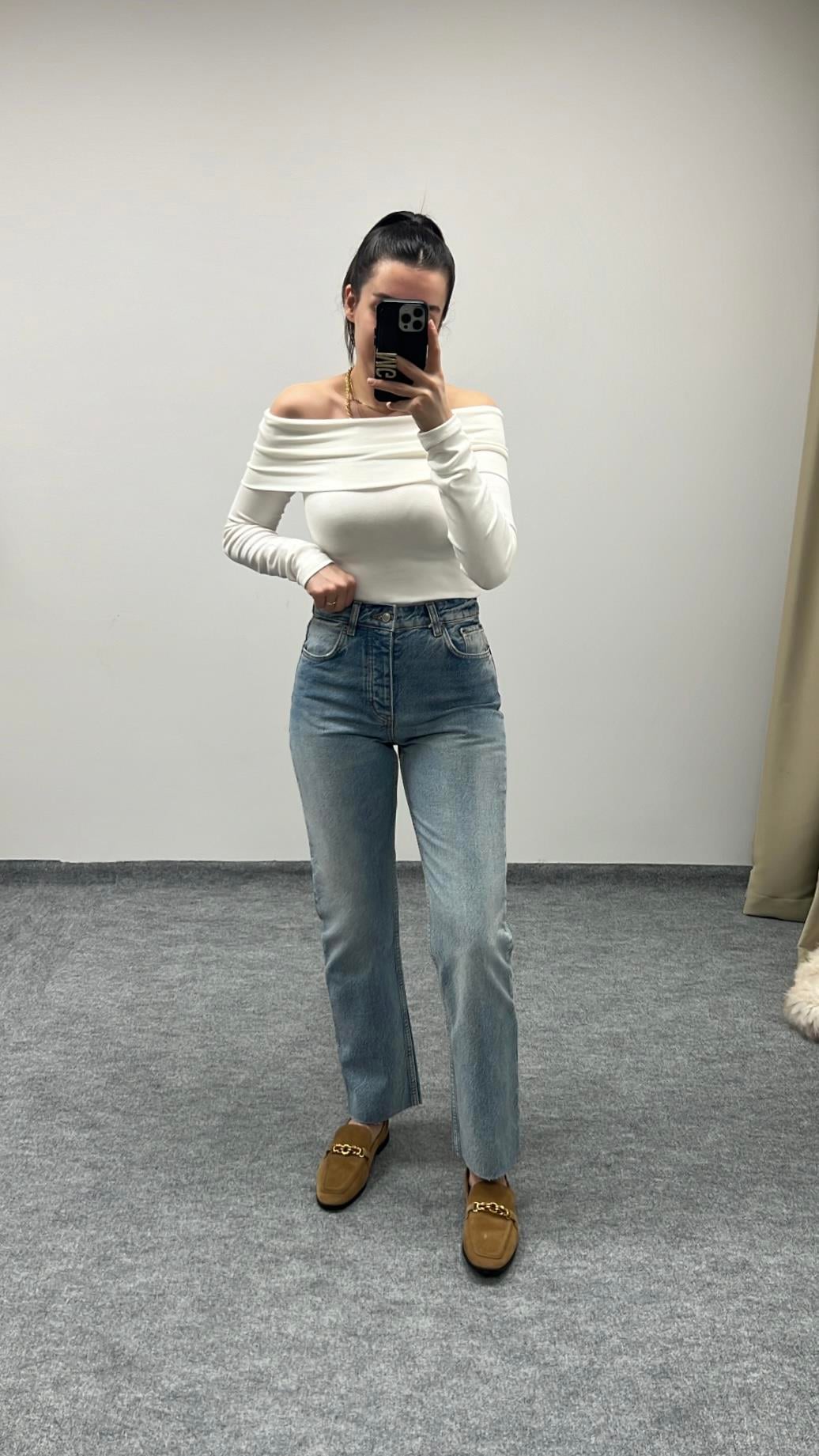 MARKA DONUK MAVİ DÜĞME DETAY LAZER KESİM STRAIGHT JEAN