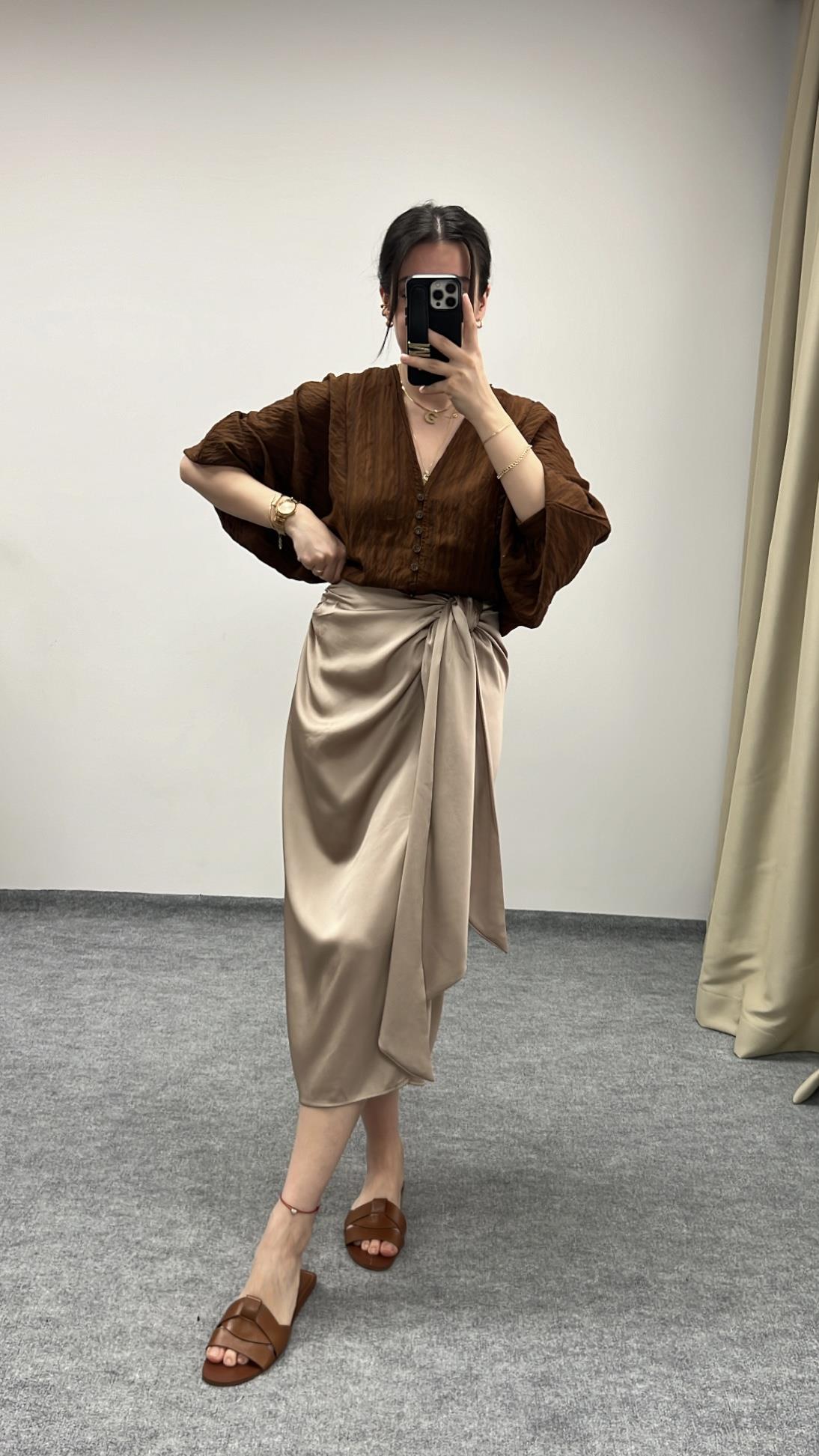 Marka Gold Dokulu Saten Midi Etek