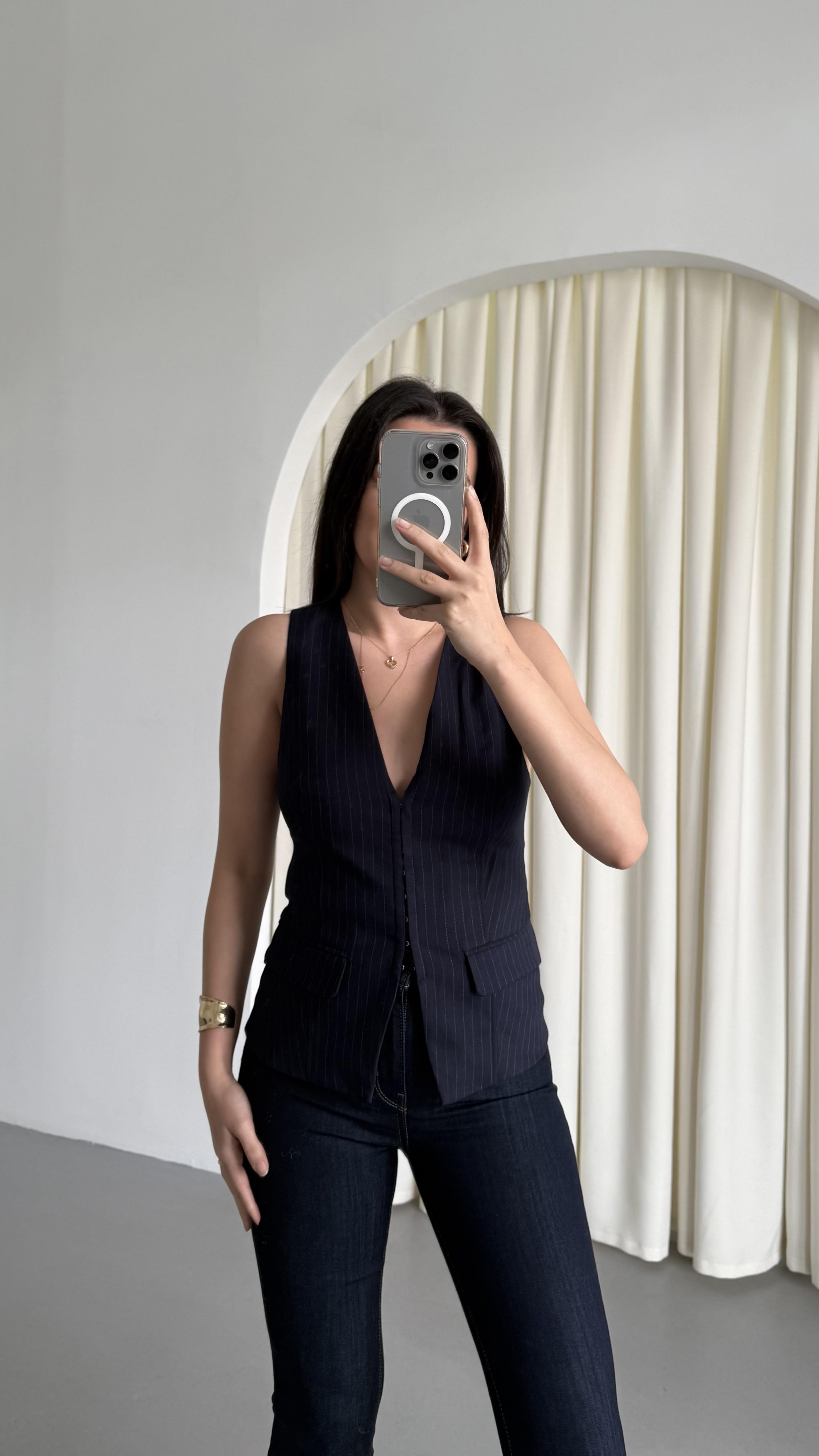 Marka Laci Çizgili Vucuda Kopçalı Oturan Yelek