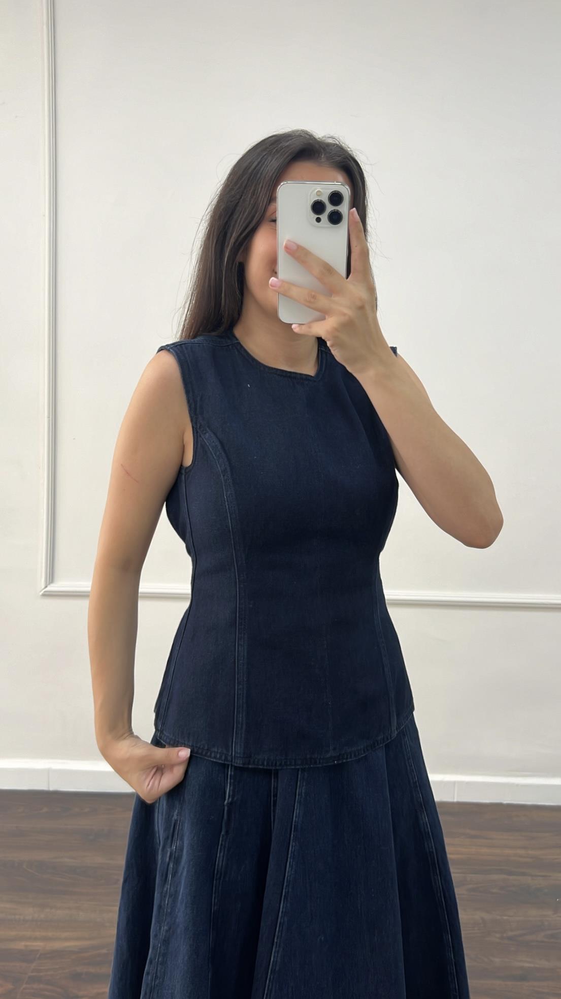 Marka Laci Sırt Dekolteli Denim Bluz 