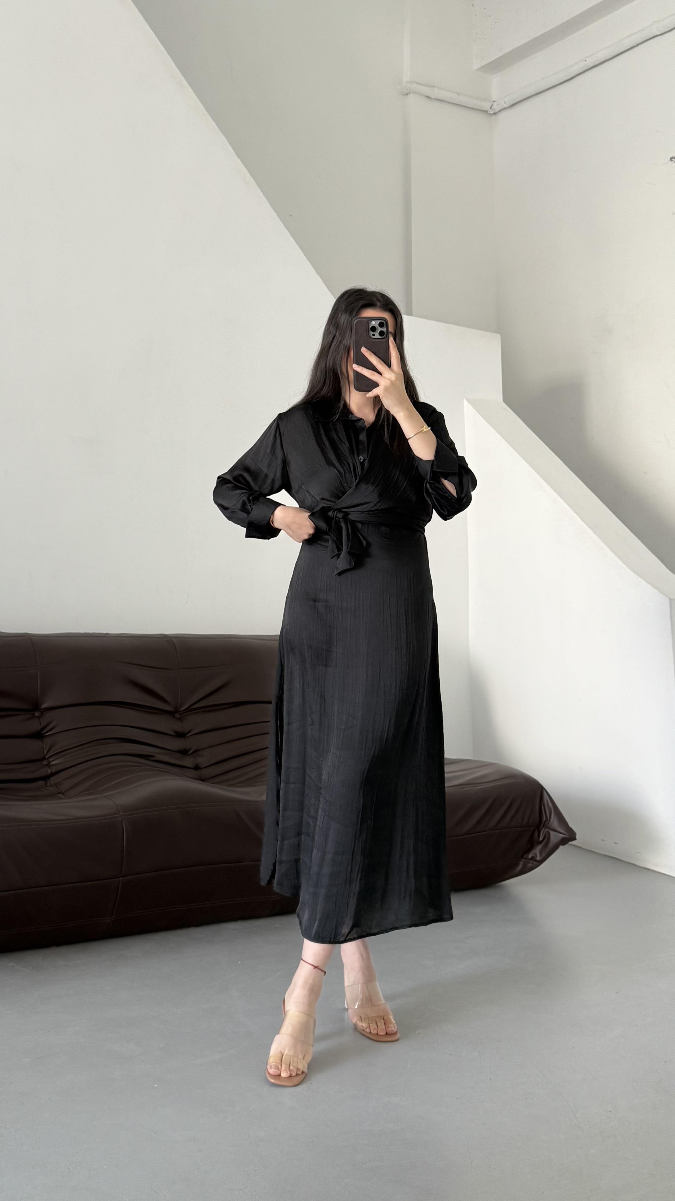 Marka Siyah Bağlamalı Kendinden Efektli Saten Elbise