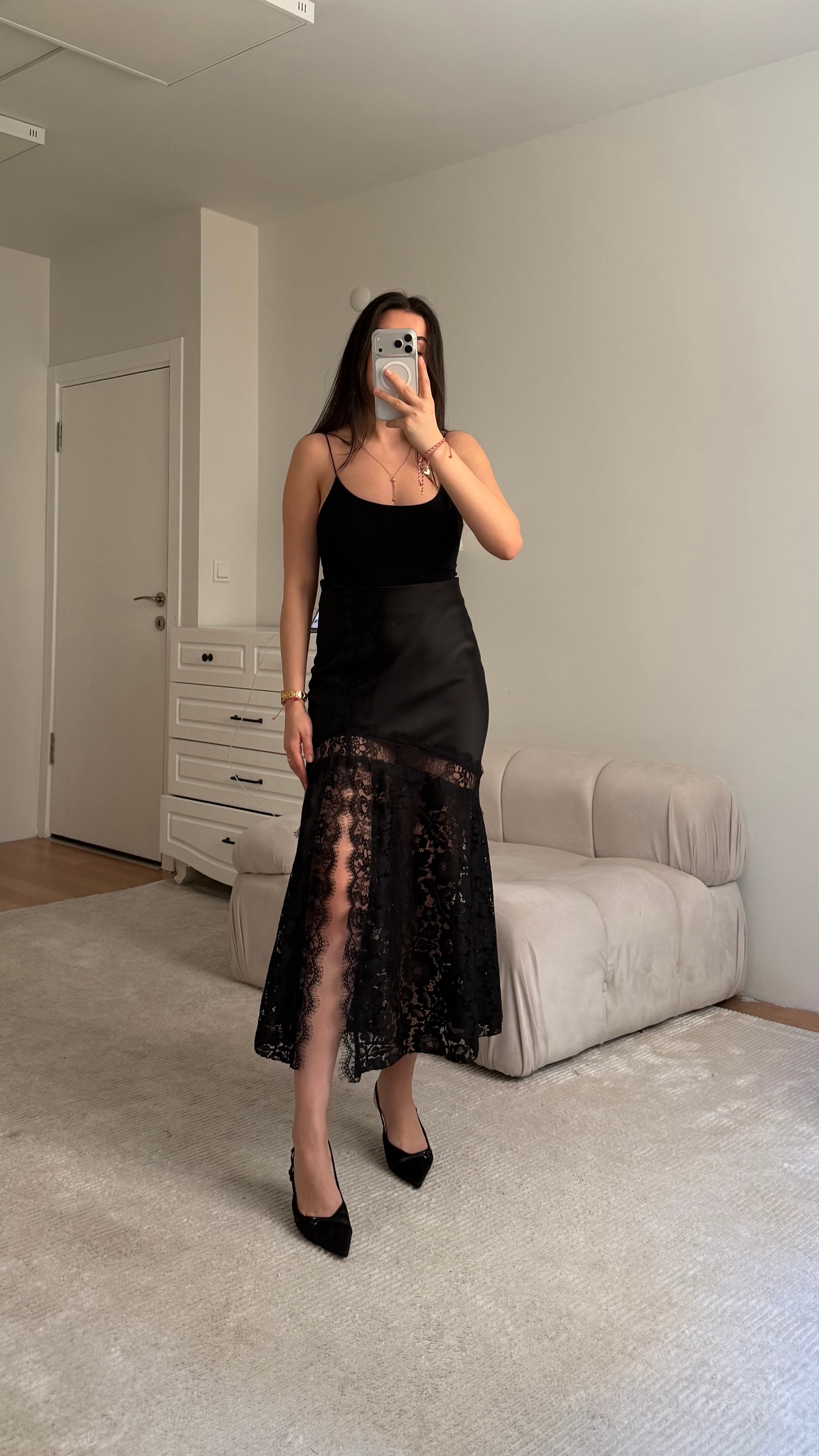 Marka Siyah Dantel Detaylı Yırtmaçlı Saten Etek 