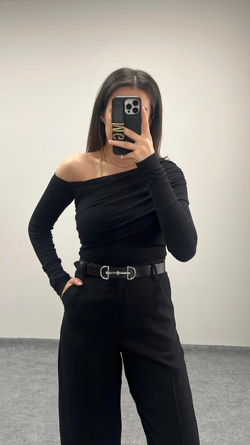 MARKA SİYAH DRAPE OMUZ DETAY BLUZ