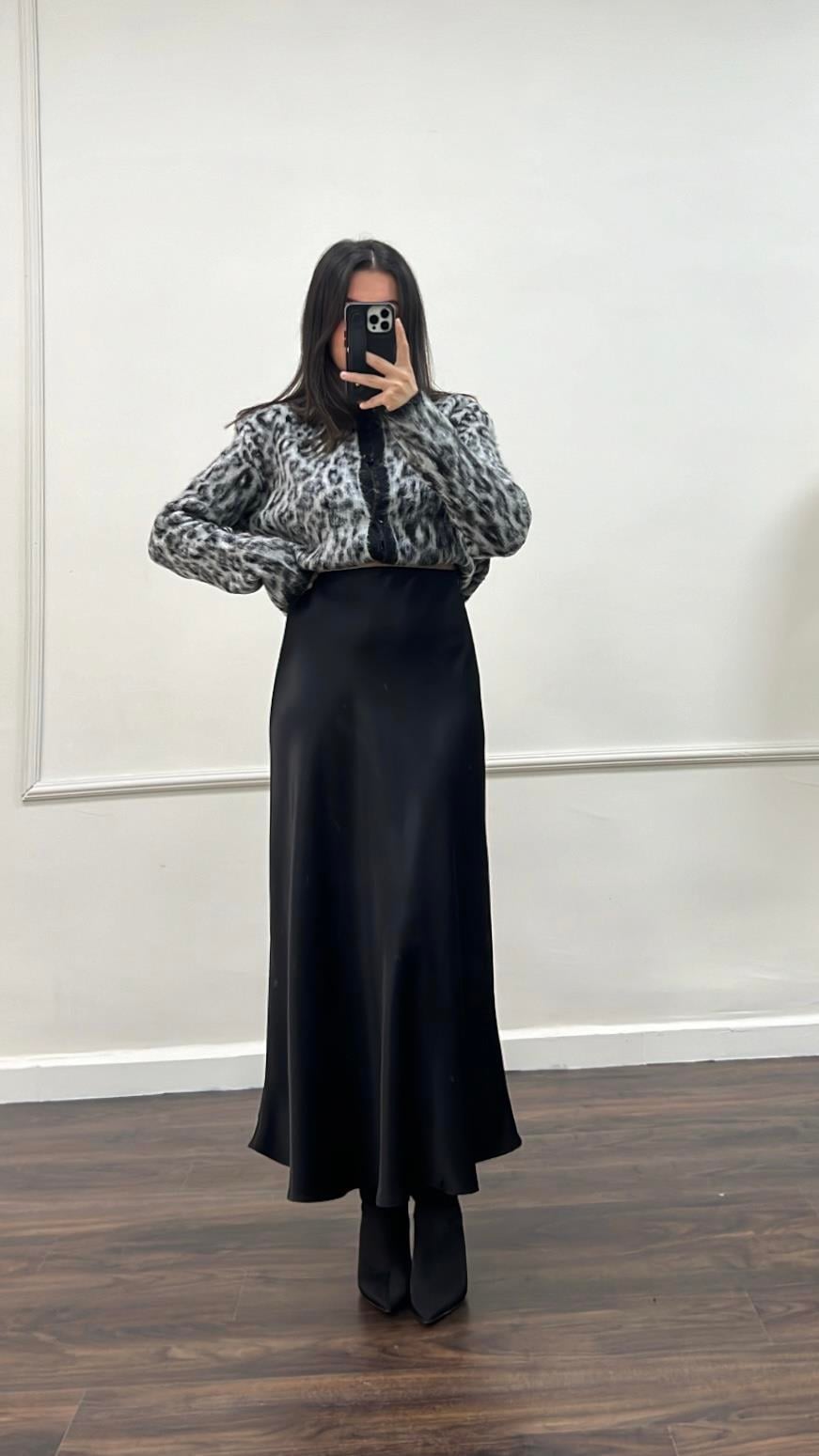 Marka Siyah Saten Etek