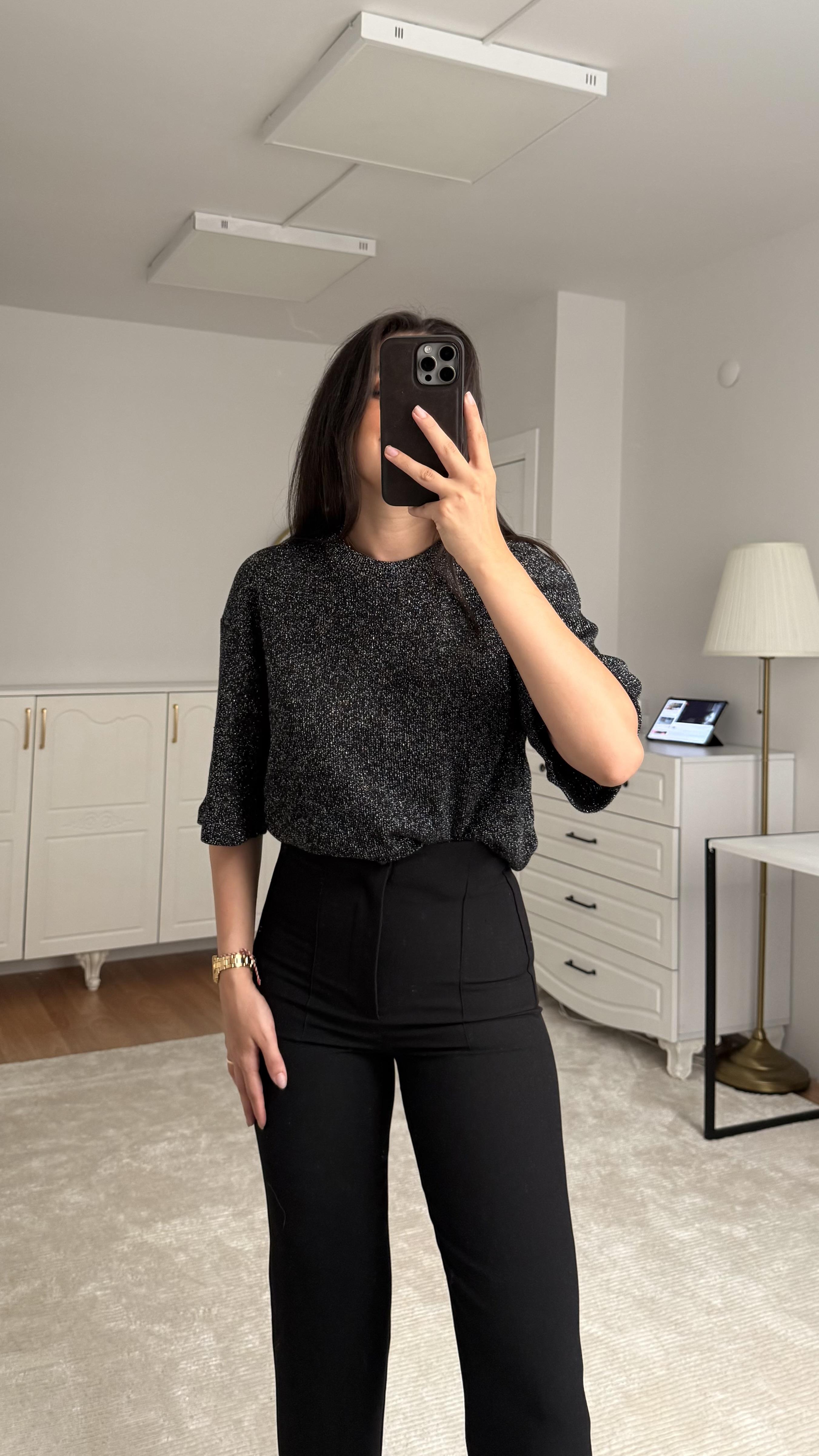 Marka Siyah Sim Detaylı Örme Tişört