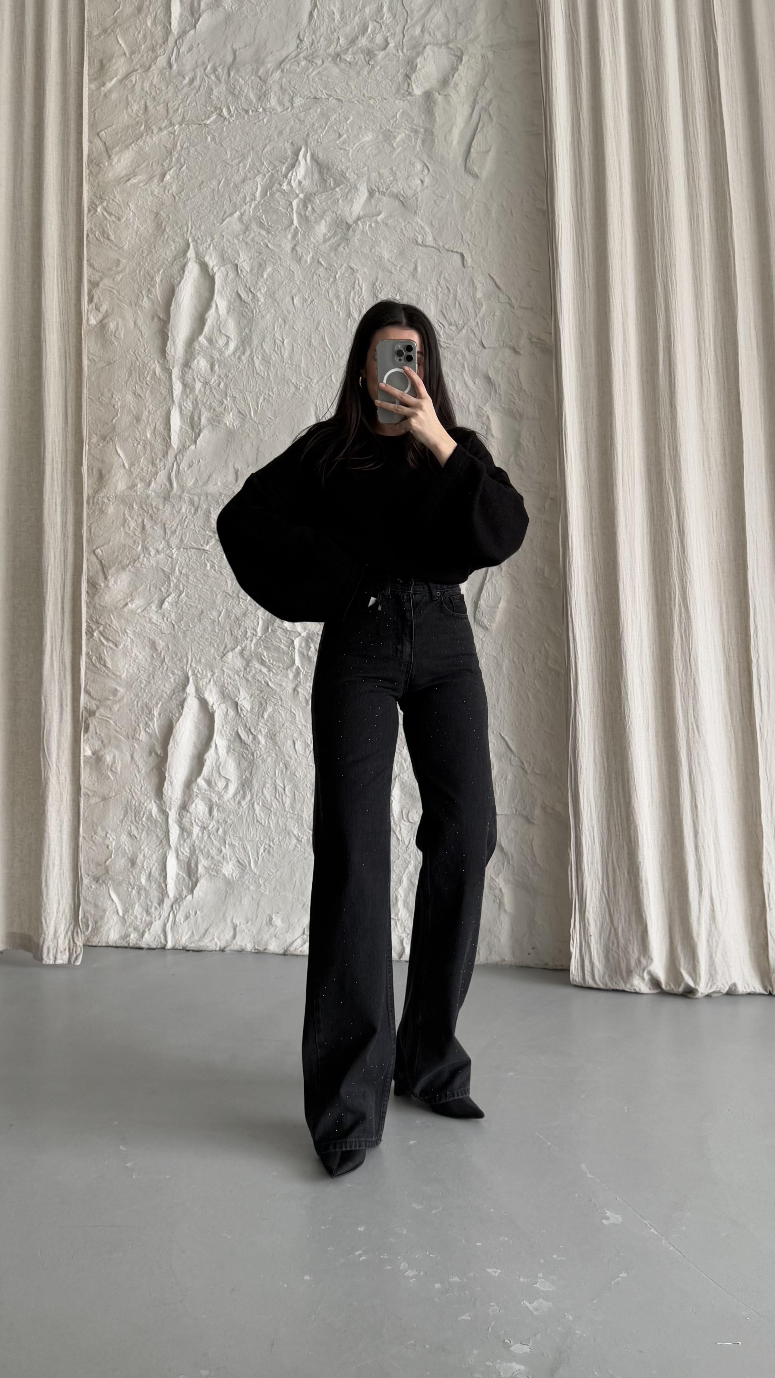 Marka Siyah Taşlı Straight Jean