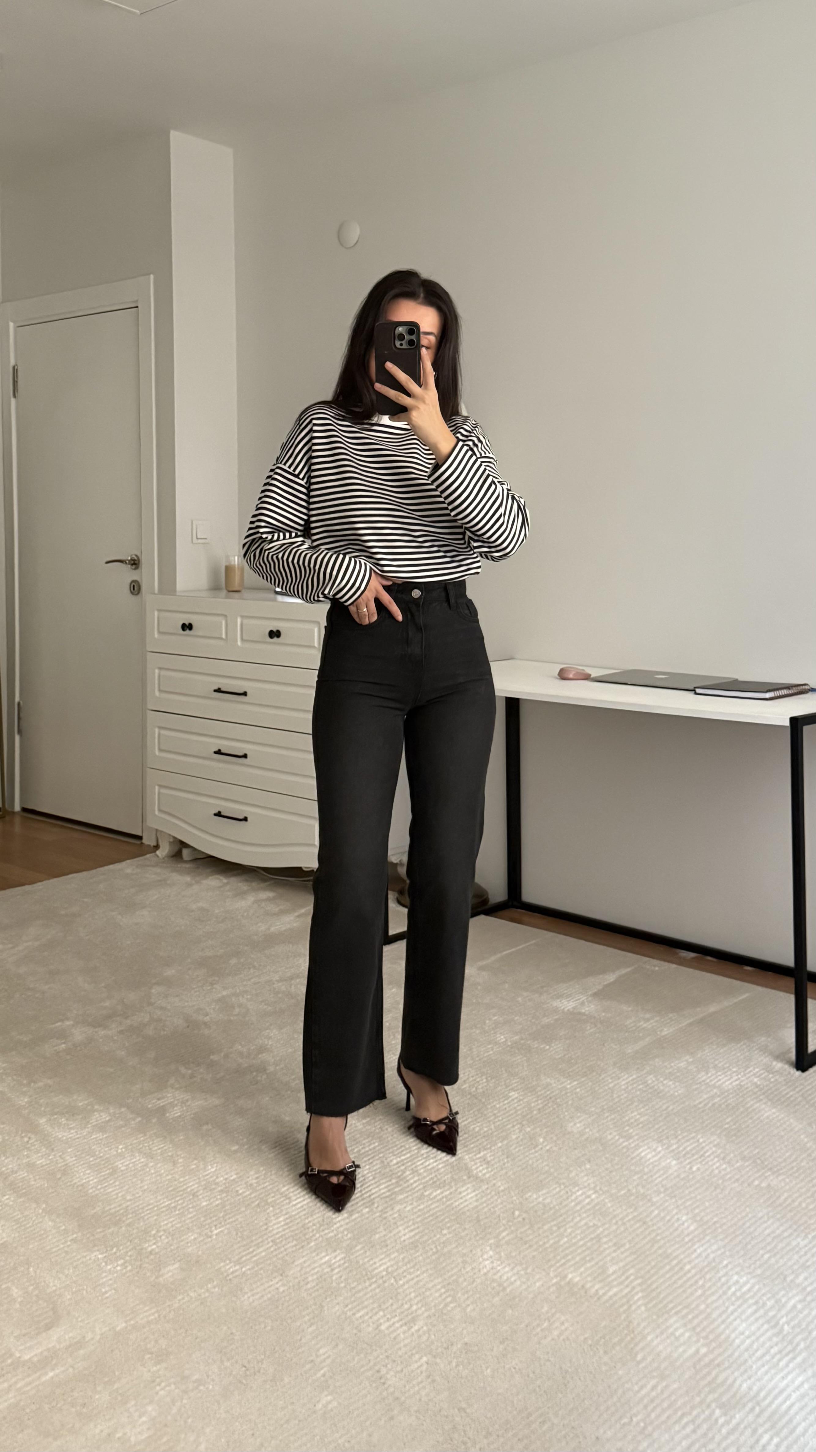 Marka Yıkamalı Siyah Straight Jean