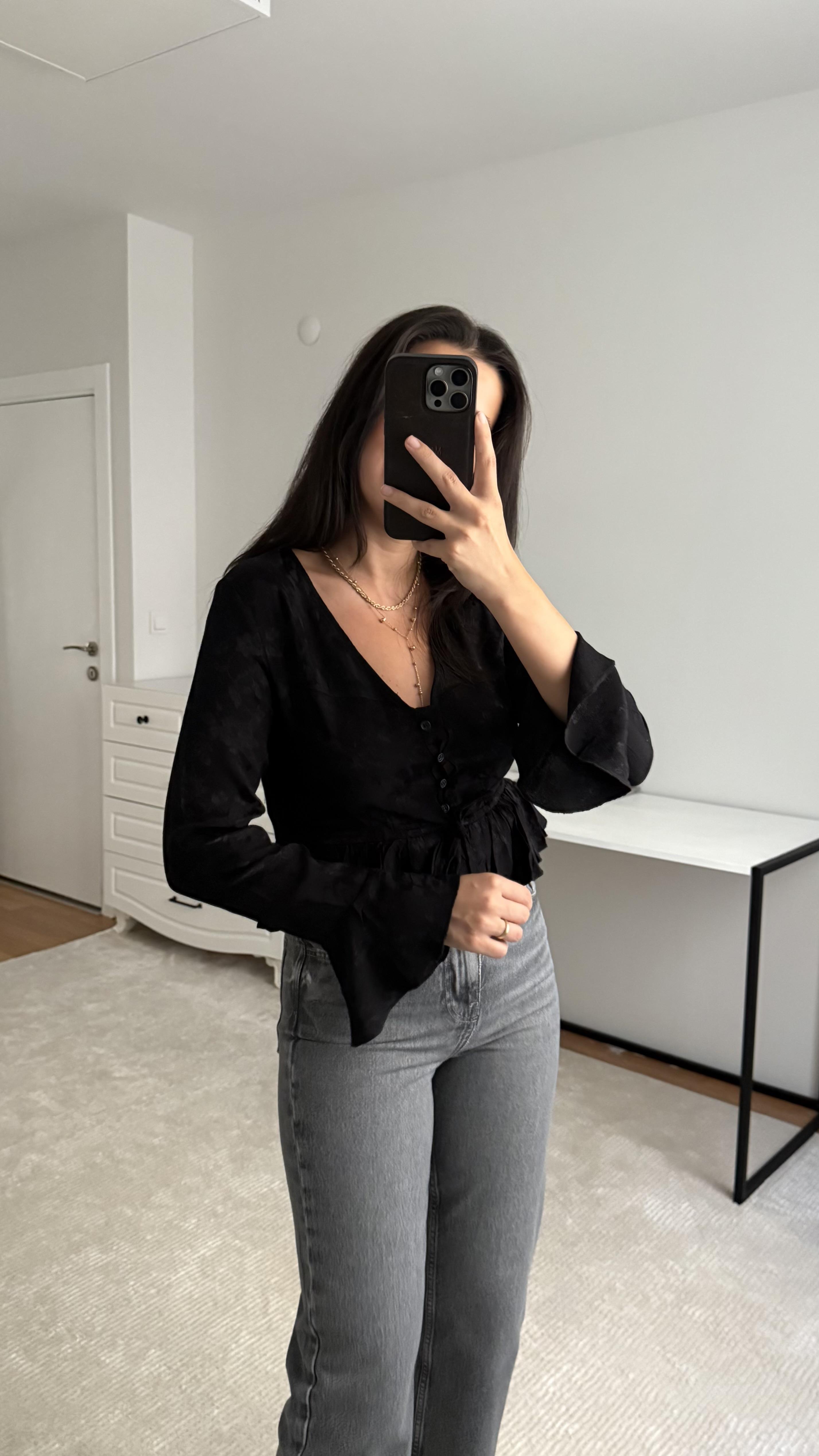 MN Siyah V Yaka Fırfırlı Bluz