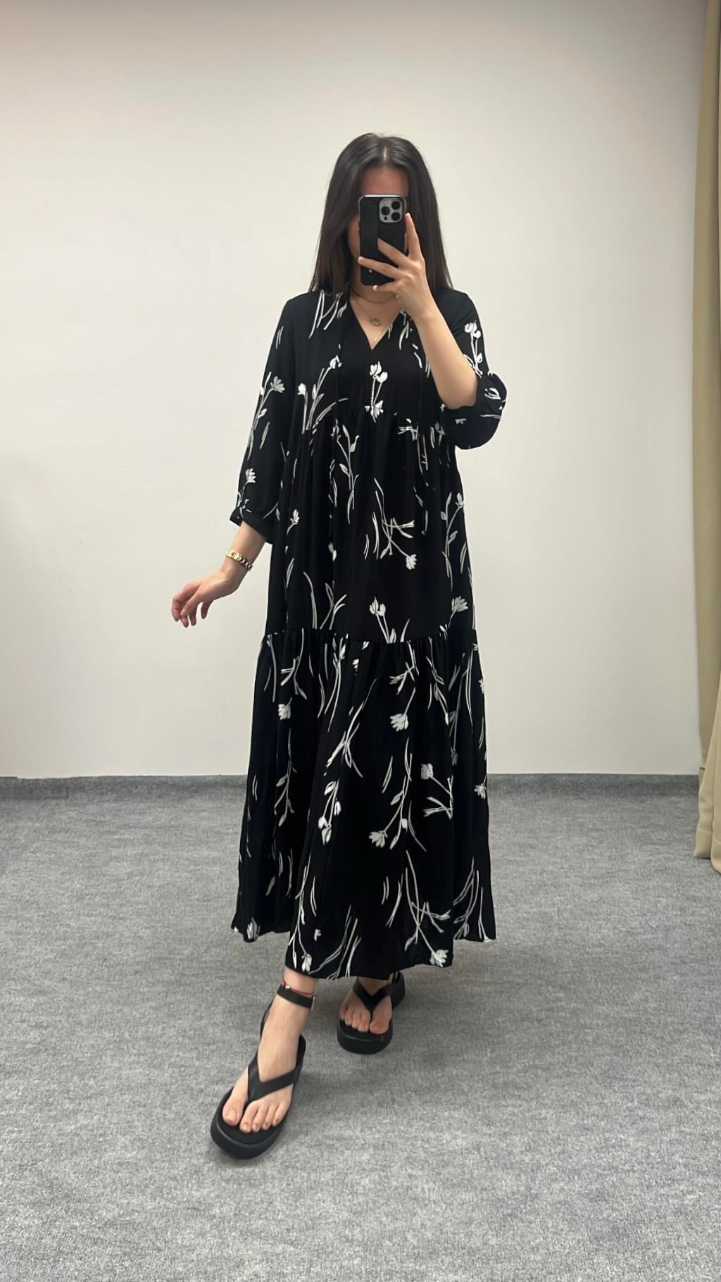 Sever Siyah Desenli V Yaka Elbise