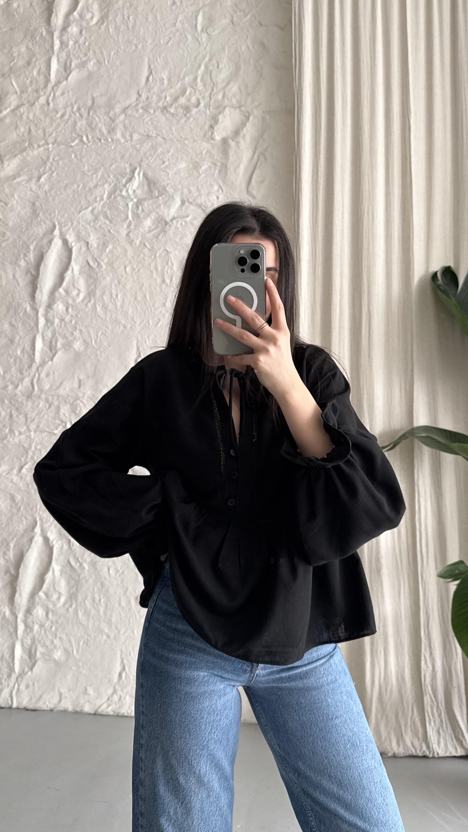 Siyah Bağlama Detaylı Gömlek