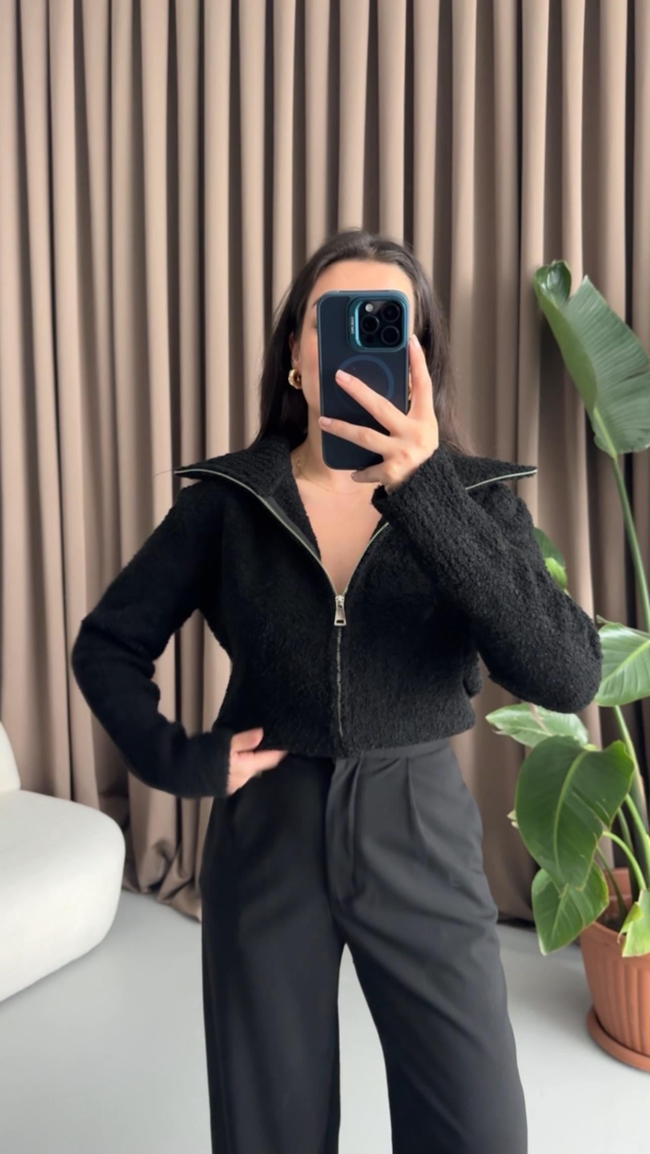 Siyah Dik Yaka Dokulu Örme Triko Hırka