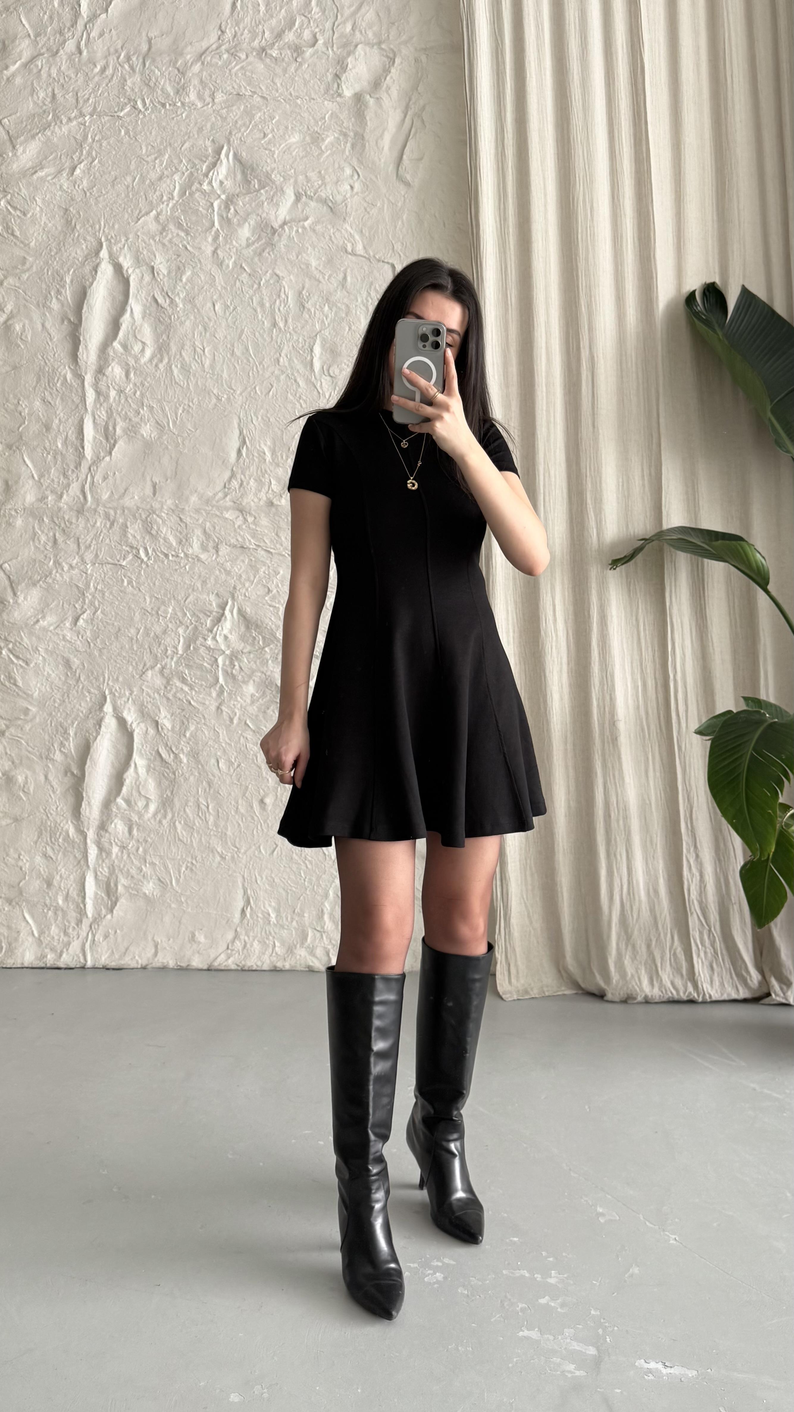 Siyah Dikiş Detaylı Kloş Elbise