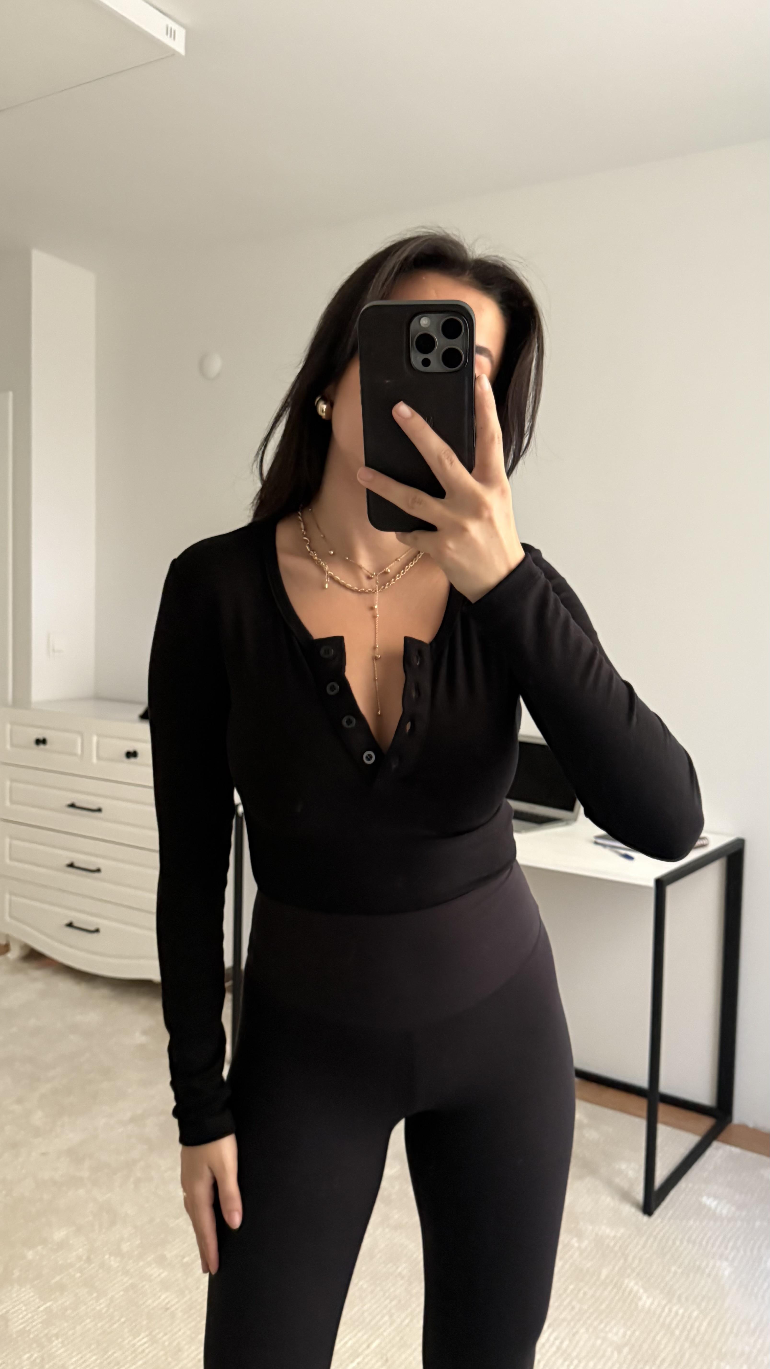 Siyah Düğmeli Bisiklet Yaka Uzun Kollu Tişört