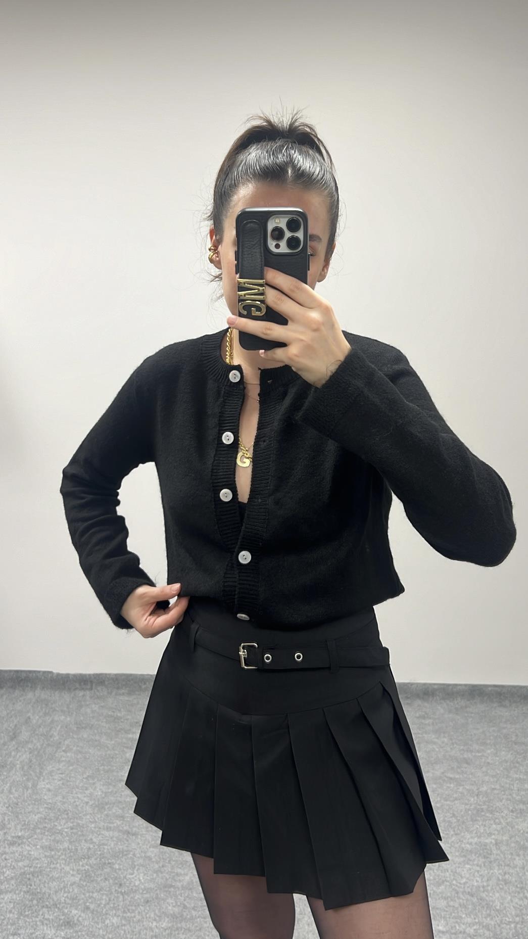 SİYAH DÜĞMELİ YUMUŞAK DOKULU TRİKO HIRKA